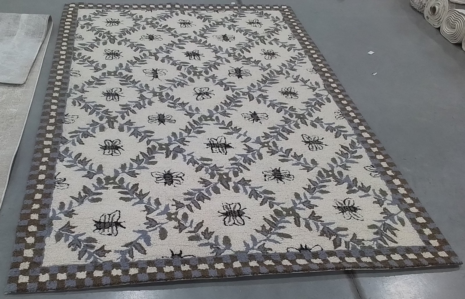 IVORY / LIGHT BLUE 5′-3″ x 8′-3″ Back Stain Rug Reduced Price 1172801862 HK55G-5