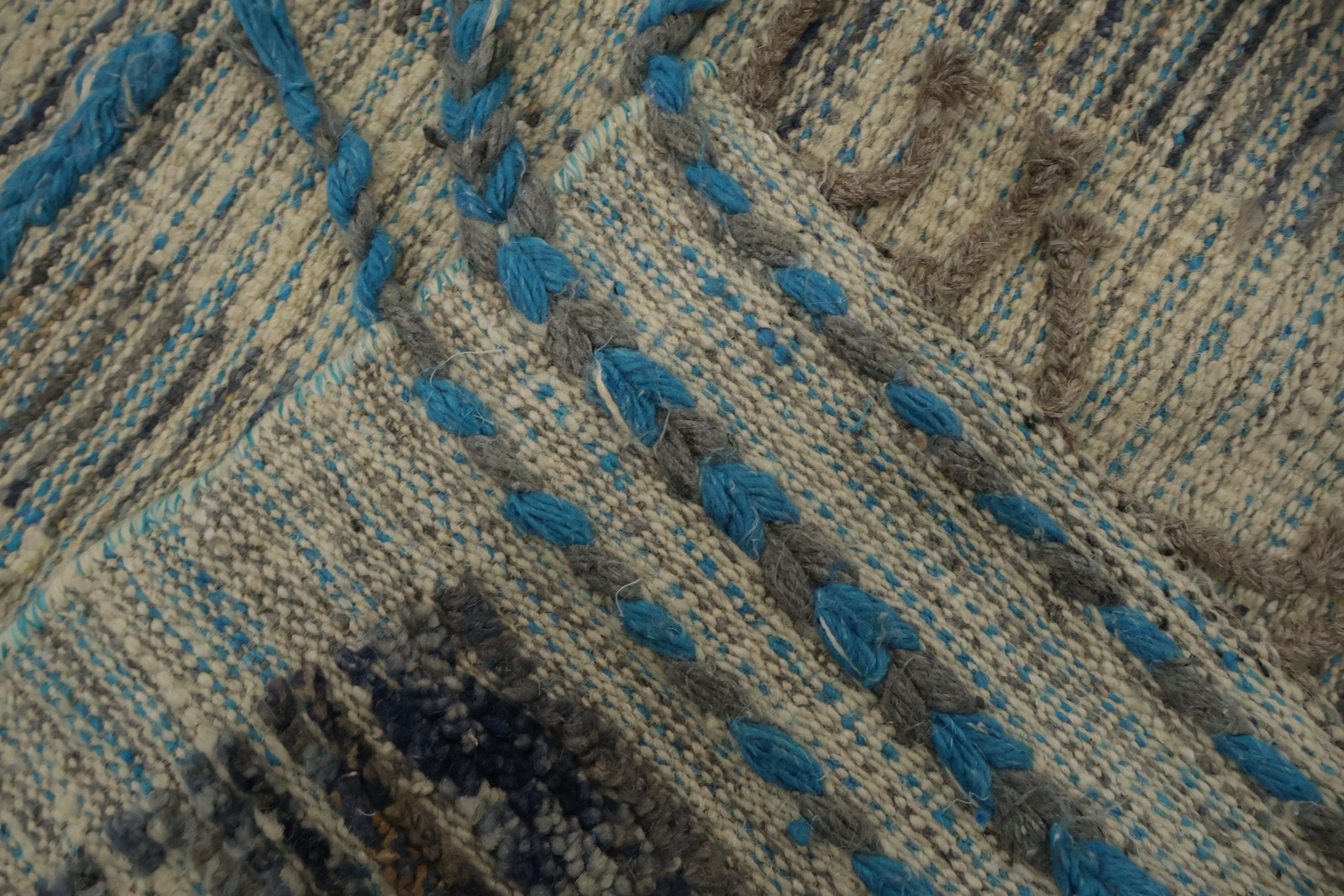 Versatile Minimalist Moroccan Rug 13×21 Ft Handmade Oversized Wool Carpet