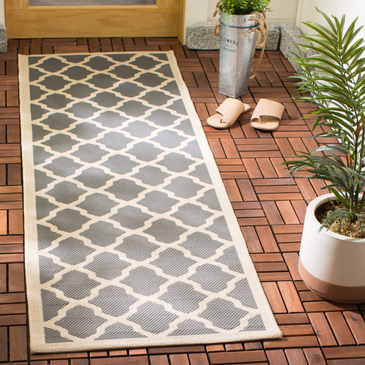 SAFAVIEH Outdoor CY6903-246 Courtyard Anthracite / Beige Rug