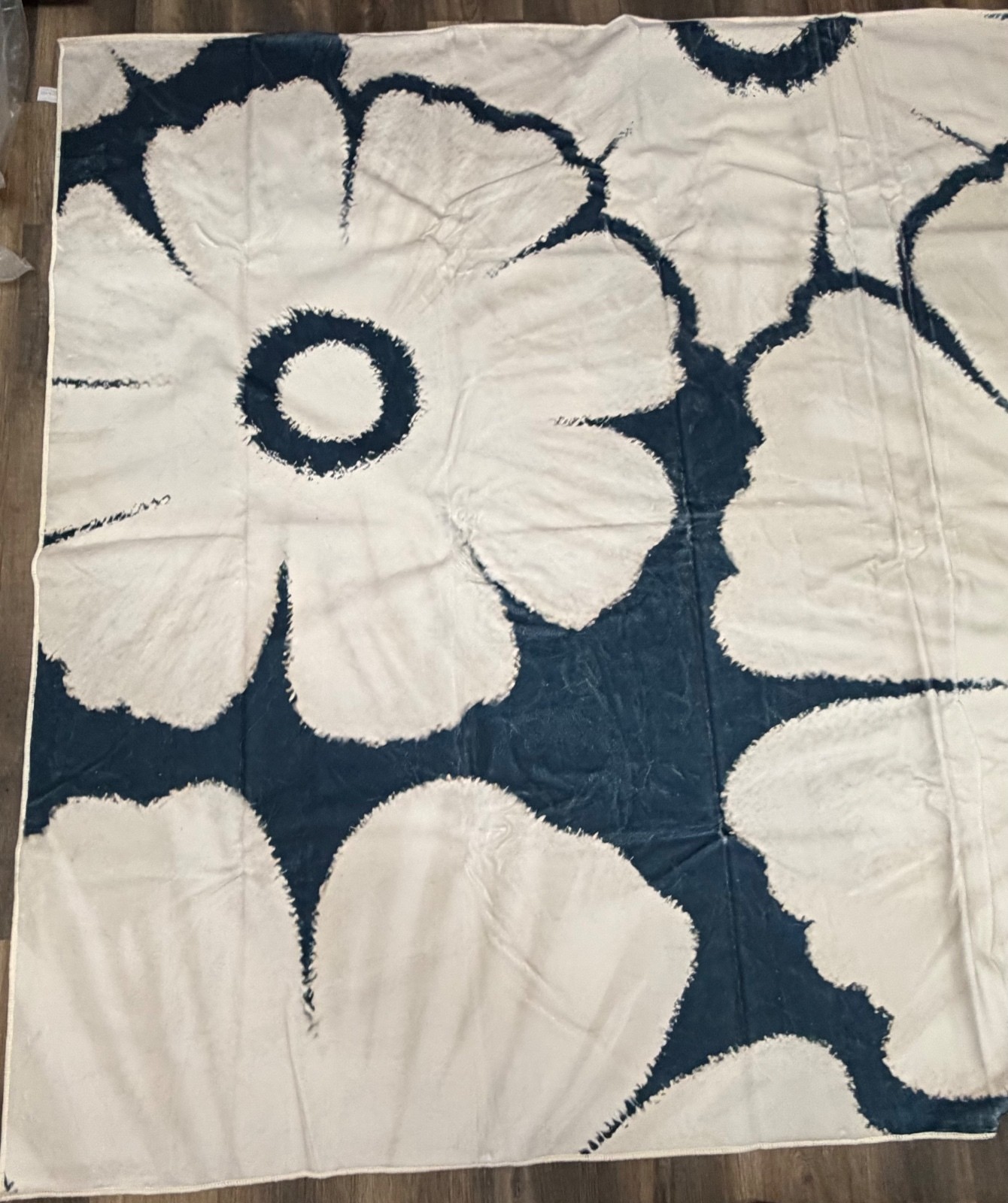Modern Floral Area Rug 6.5×9.5 Ft Extra Large Navy Blue White Flower Plush Mat