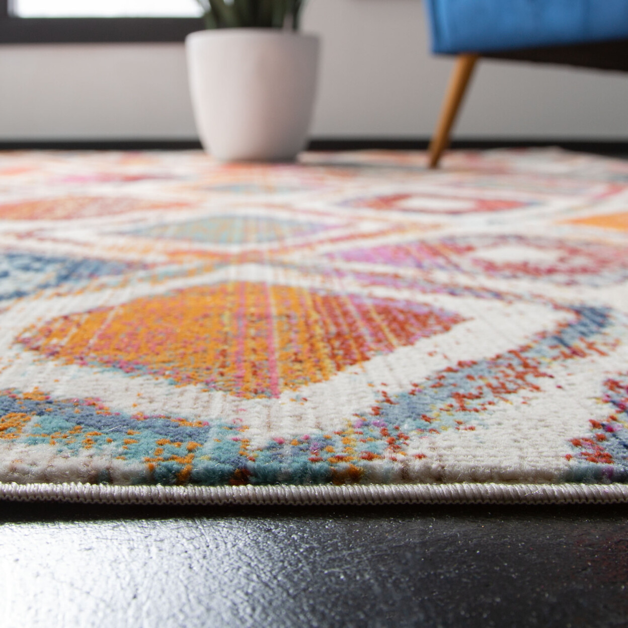 SAFAVIEH Radiance Collection RAD109A Cream / Rust Rug