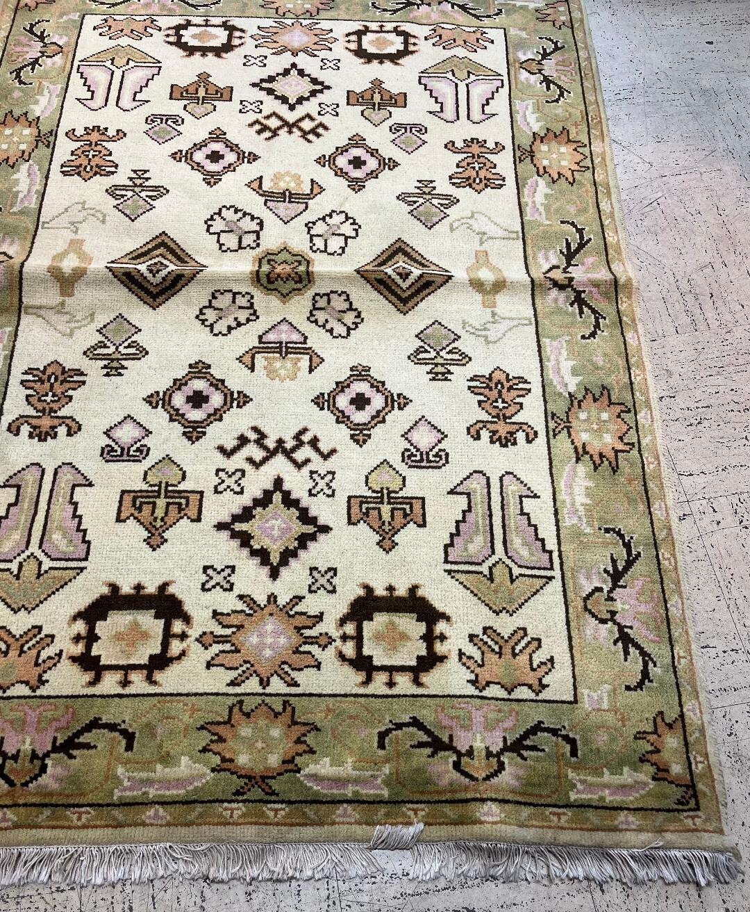 Area Rug in Multicolored AREA RUGS 6 x 4 MISC PATTERNS AND COLORS see pictures