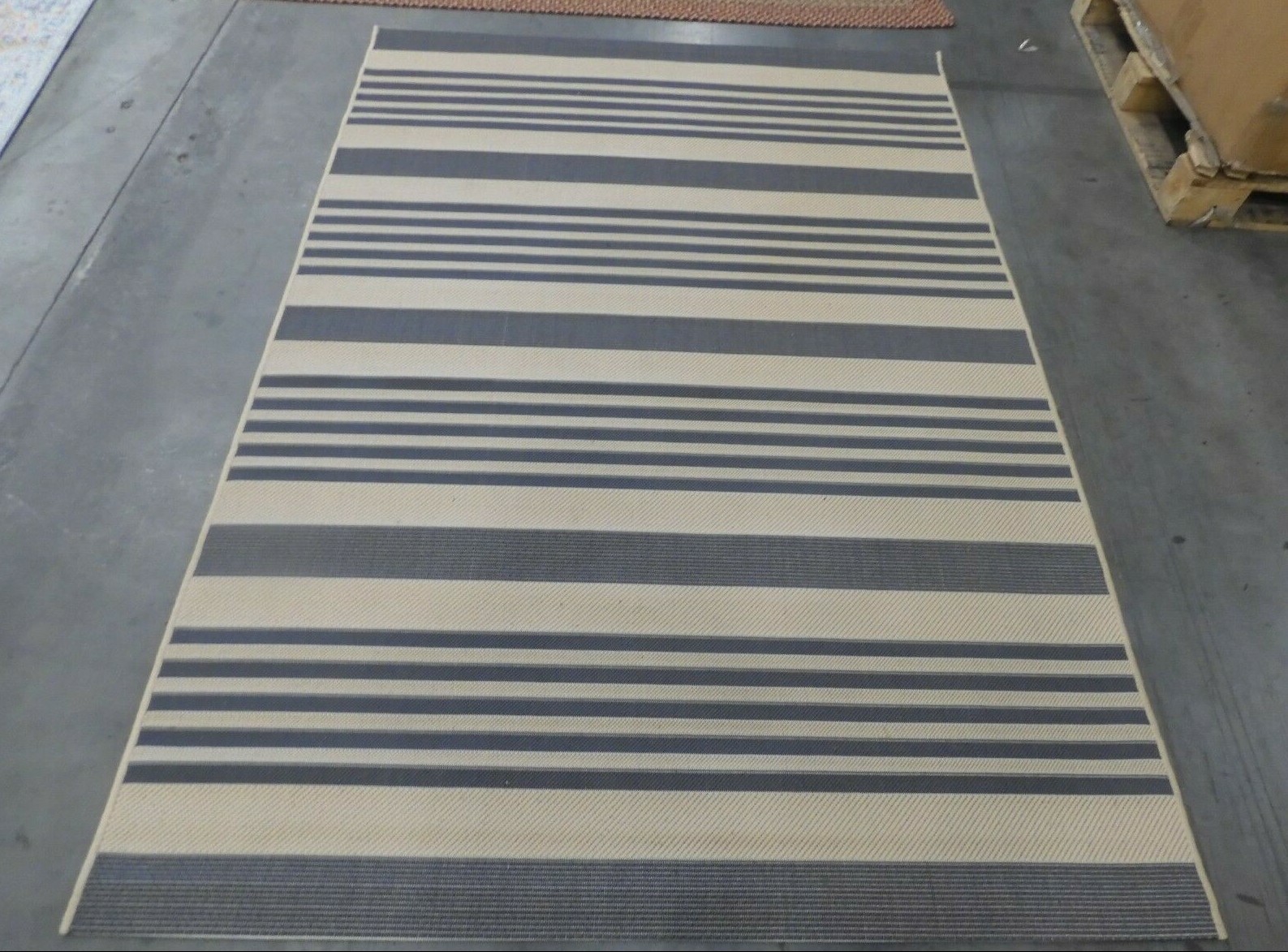 GREY / BONE 5′-3″ X 7′-7″ Flaw in Rug, Reduced Price 1172610062 CY6062-236-5