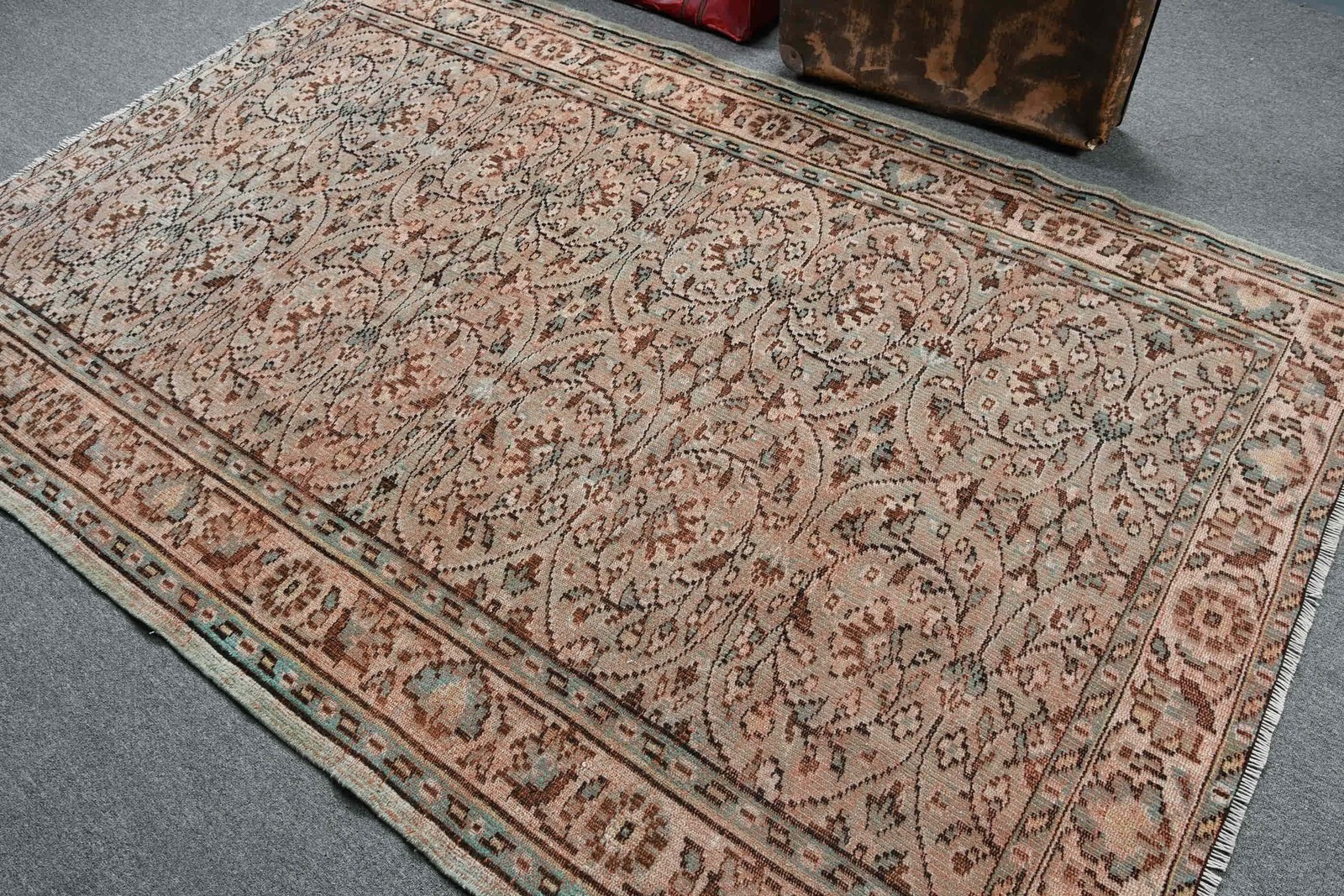 Vintage Rug 5,4×8,1 ft, Brown Red Ikat Wool Turkish Rug