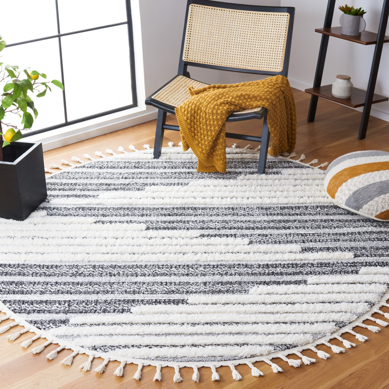 SAFAVIEH Moroccan Tassel Shag MTS622F Dark Grey/ Ivory Rug