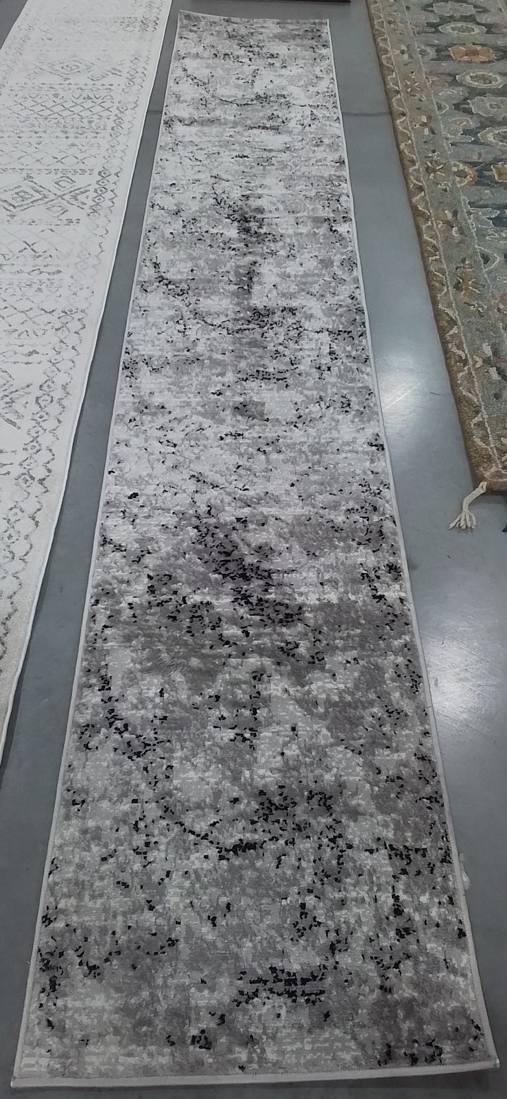 GREY / IVORY 2′-0″ x 12′-0″ Back Stain Rug, Reduced Price 1172808472 SKY186K-212
