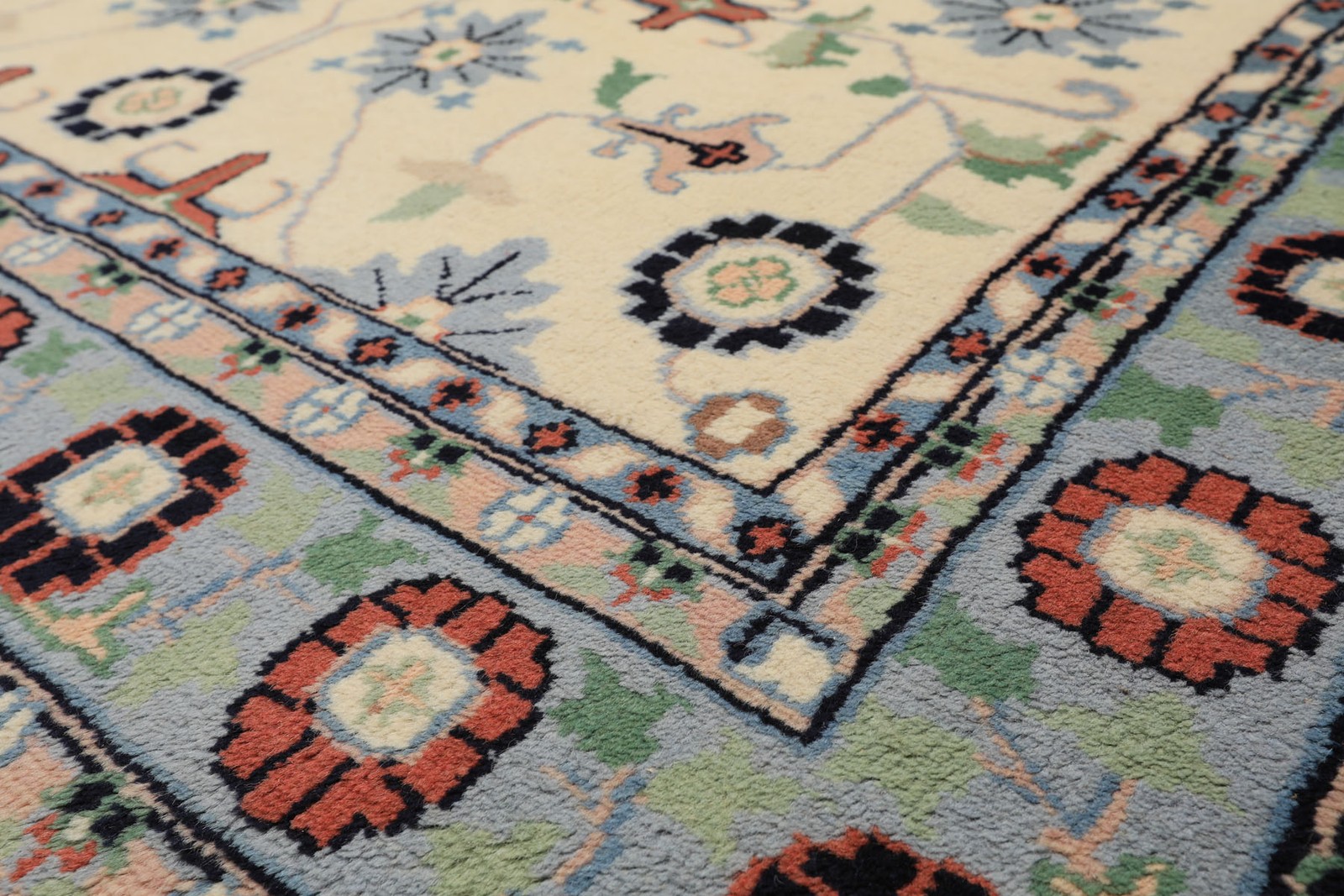 5’5”x8’6” Hand Knotted Wool Ivory Indo Kashaan Plush Pile Velvety Soft Rug