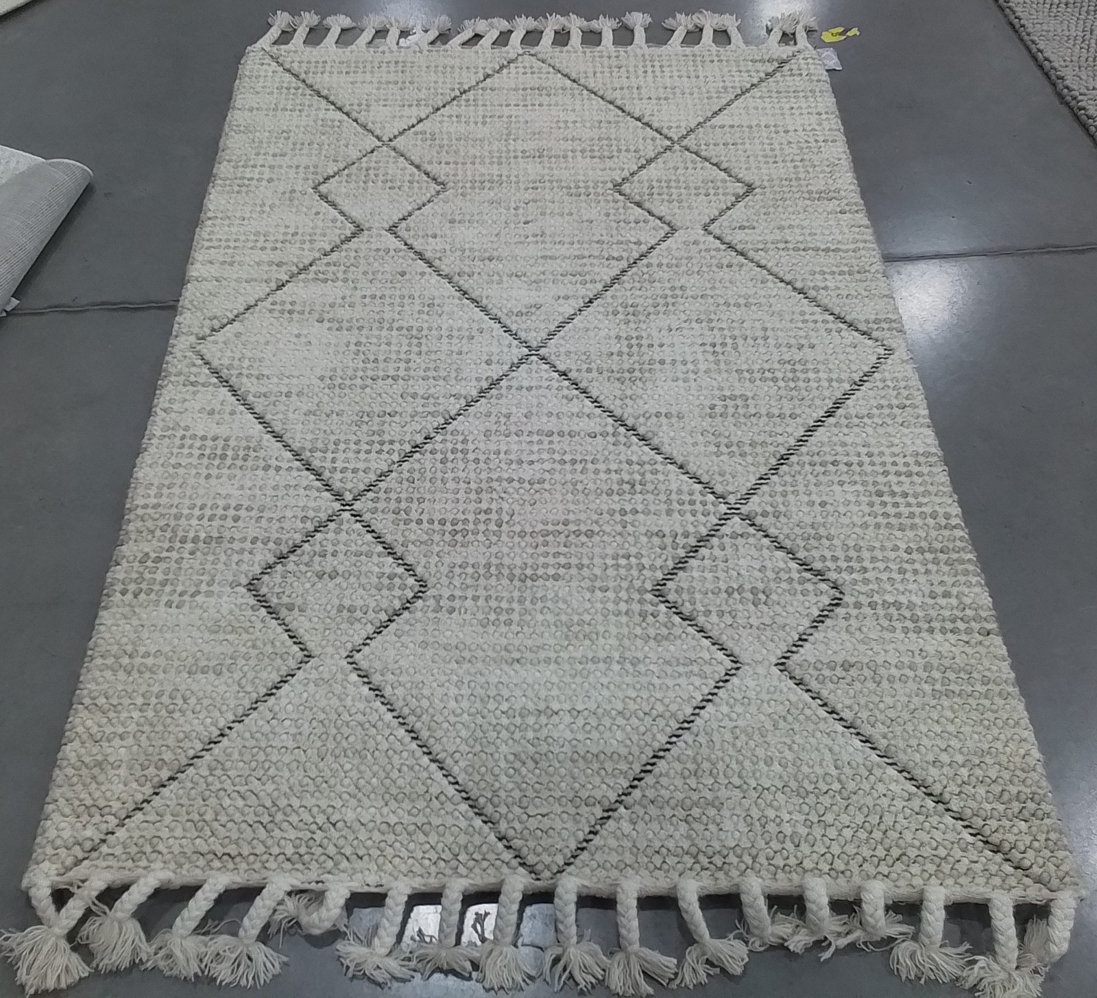 BEIGE 4′-0″ x 6′-0″ Flaw in Rug, Reduced Price 1172805691 CSB466B-4
