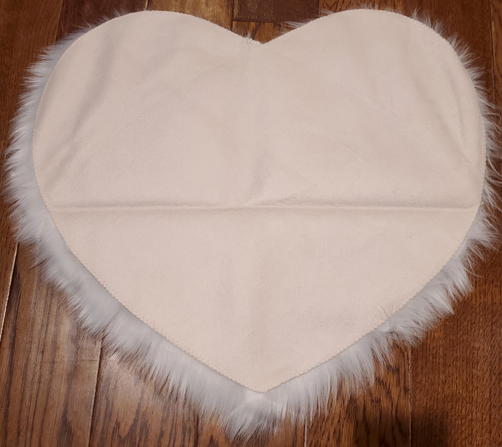 White Heart Shaped 19.6″ x 23.6″ Faux Fur Rug Home Decor NEW!