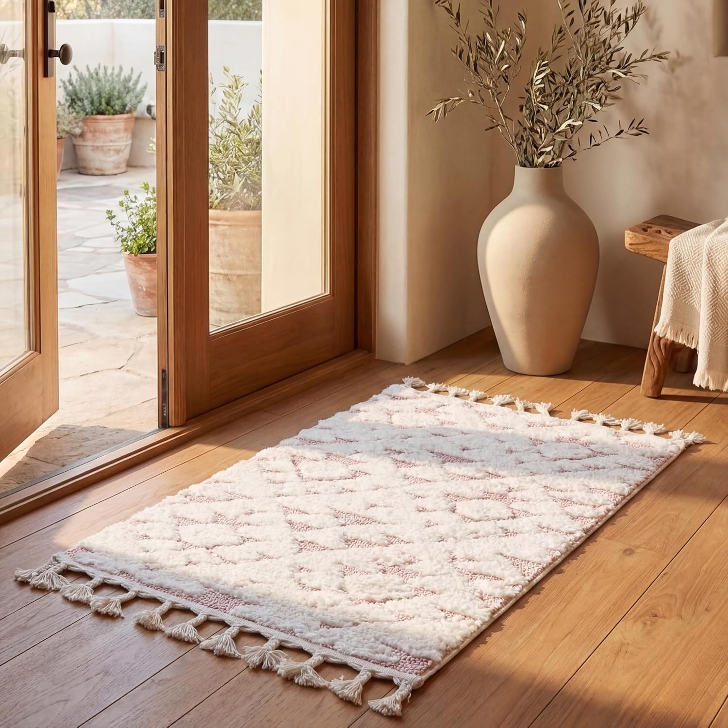 SAFAVIEH Moroccan Tassel Shag Collection Area Rug – 2’3″ X 4′, Ivory & Pink, Non