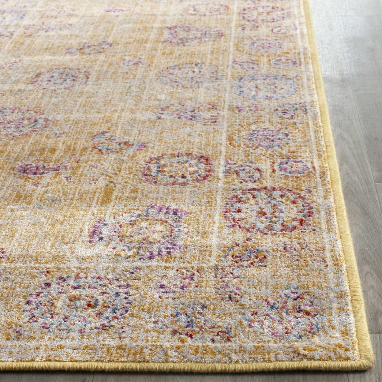 SAFAVIEH Sevilla Collection SEV812E Gold / Multi Rug