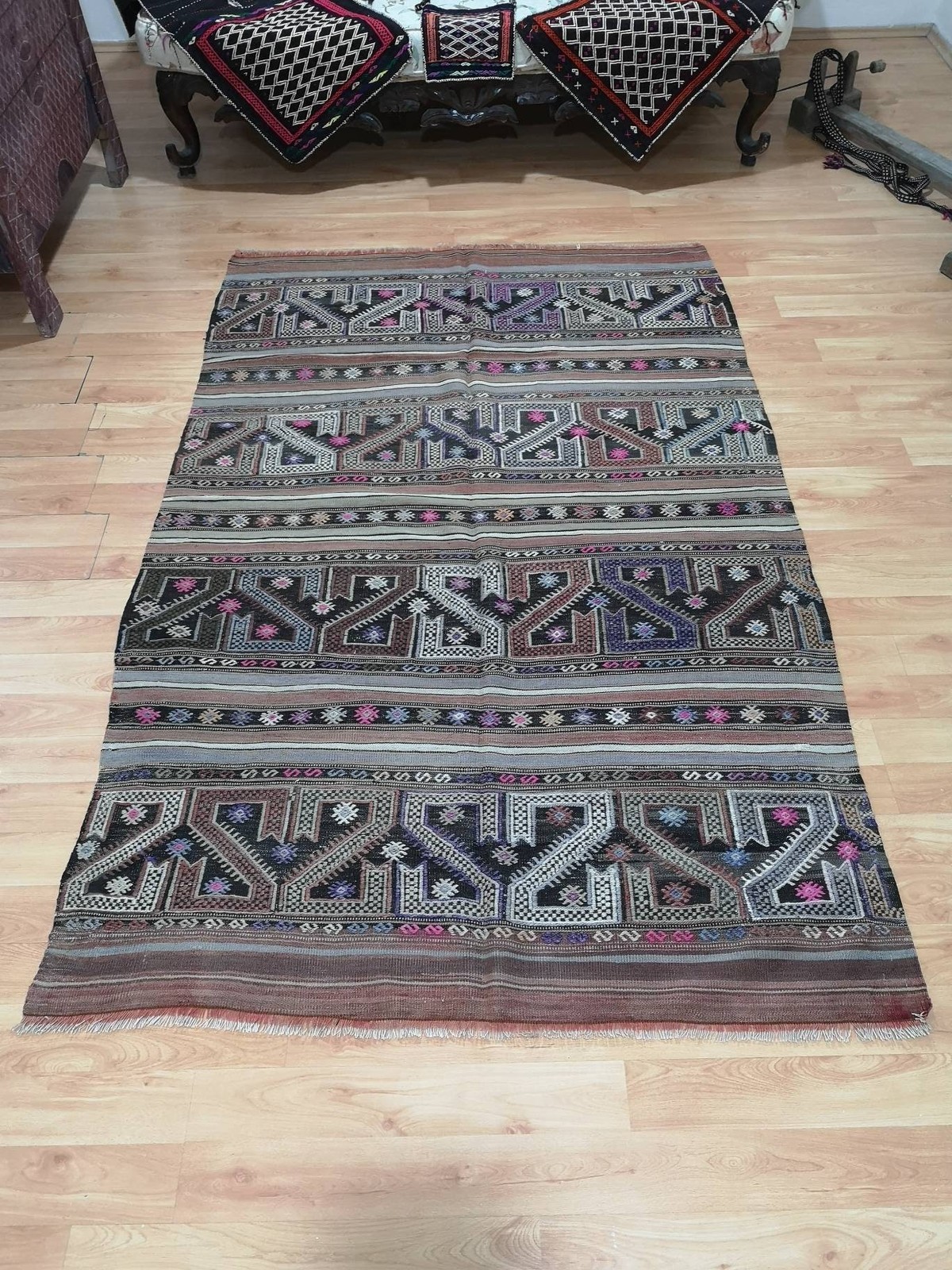 Black Anatolian Kilim Rug, Vintage Turkish Ethnic Rug (4.4 x 6.9 ft)