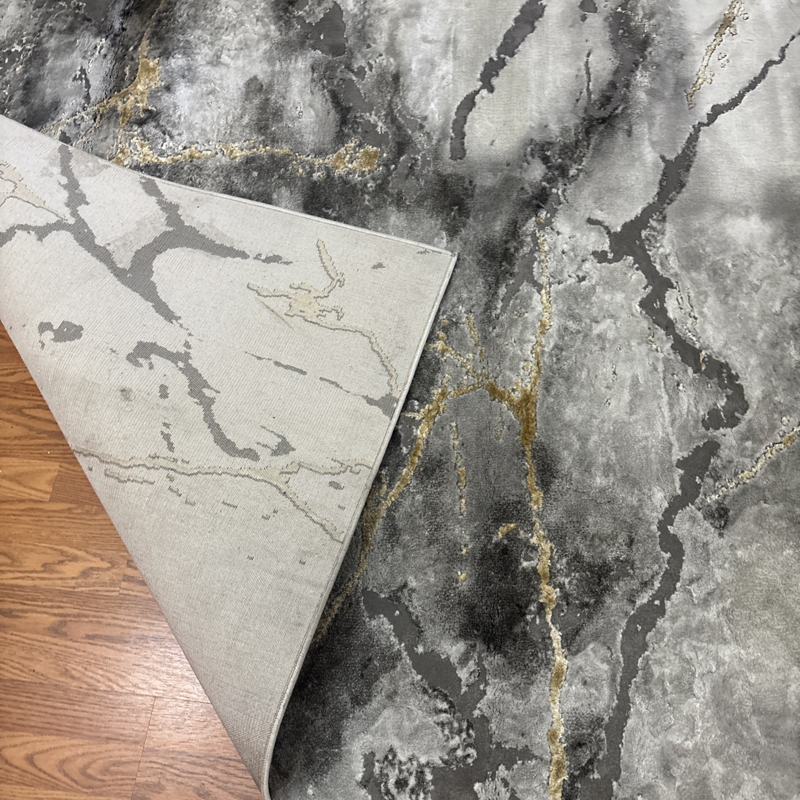 Grey and Gold 8 x 10 Rug. Unused. Still In very Very Good Condition.