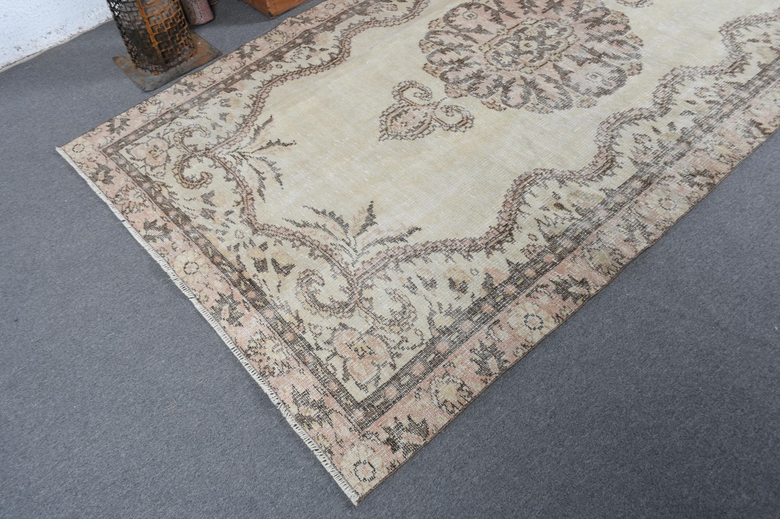 Vintage Turkish Rug 4,8×8,5 ft (147×258 cm), White Brown Check Rug