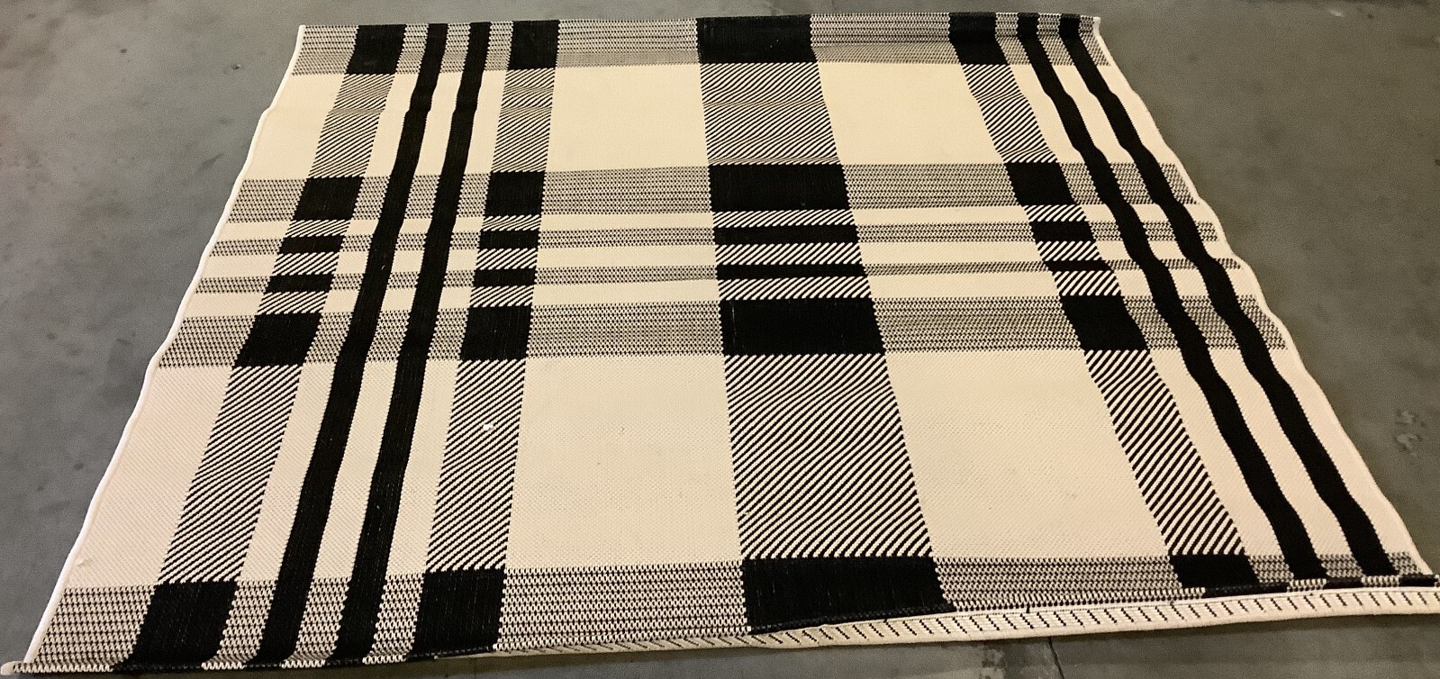 BLAK / BONE 5′-3″ x 5′-3″ Back Stain Rug Reduced Price 1172669478 CY6201-216-5SQ