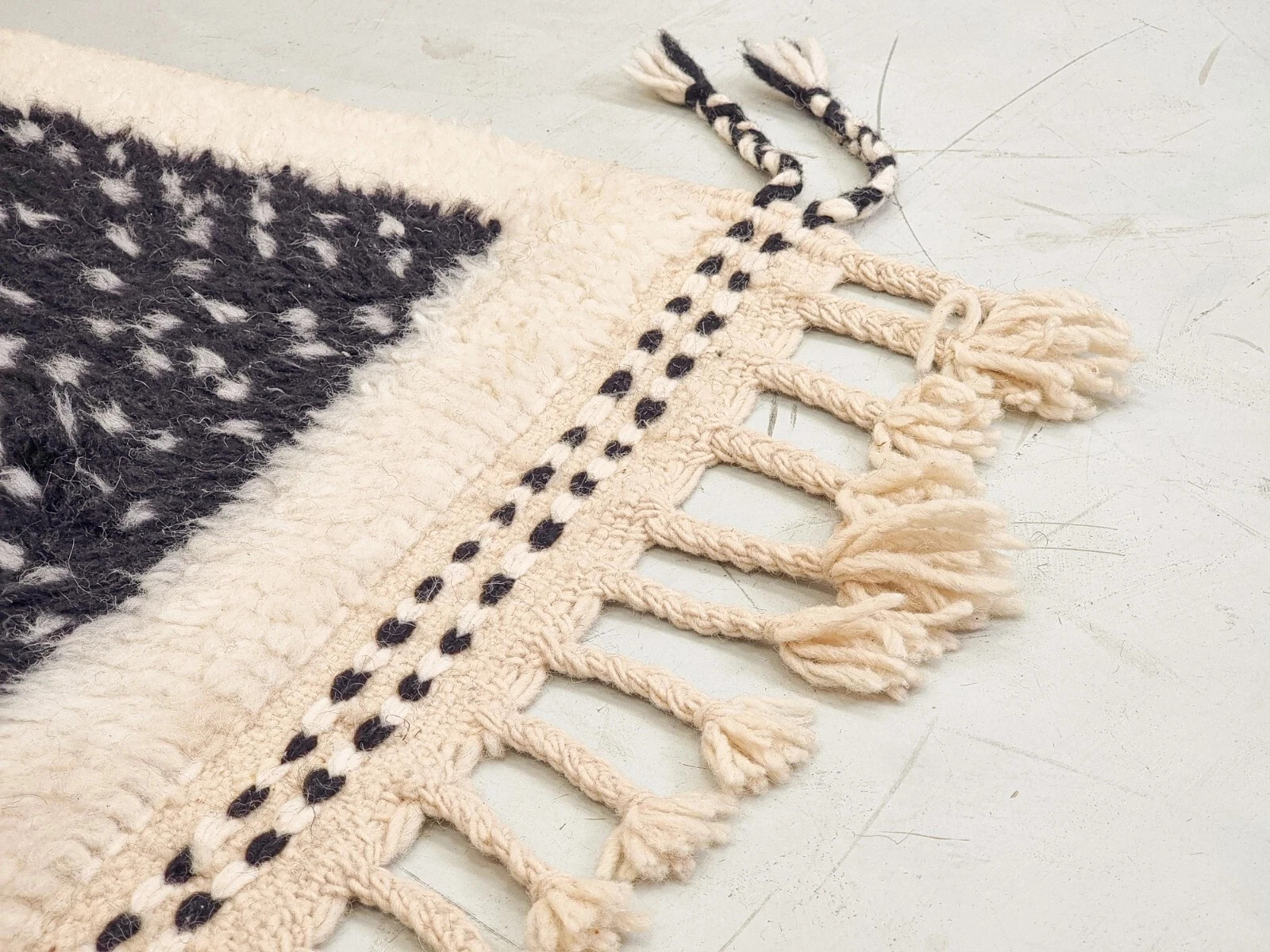 Luxury Color Black & White Moroccan Berber Wool Rug Handmade Design Carpet Rug