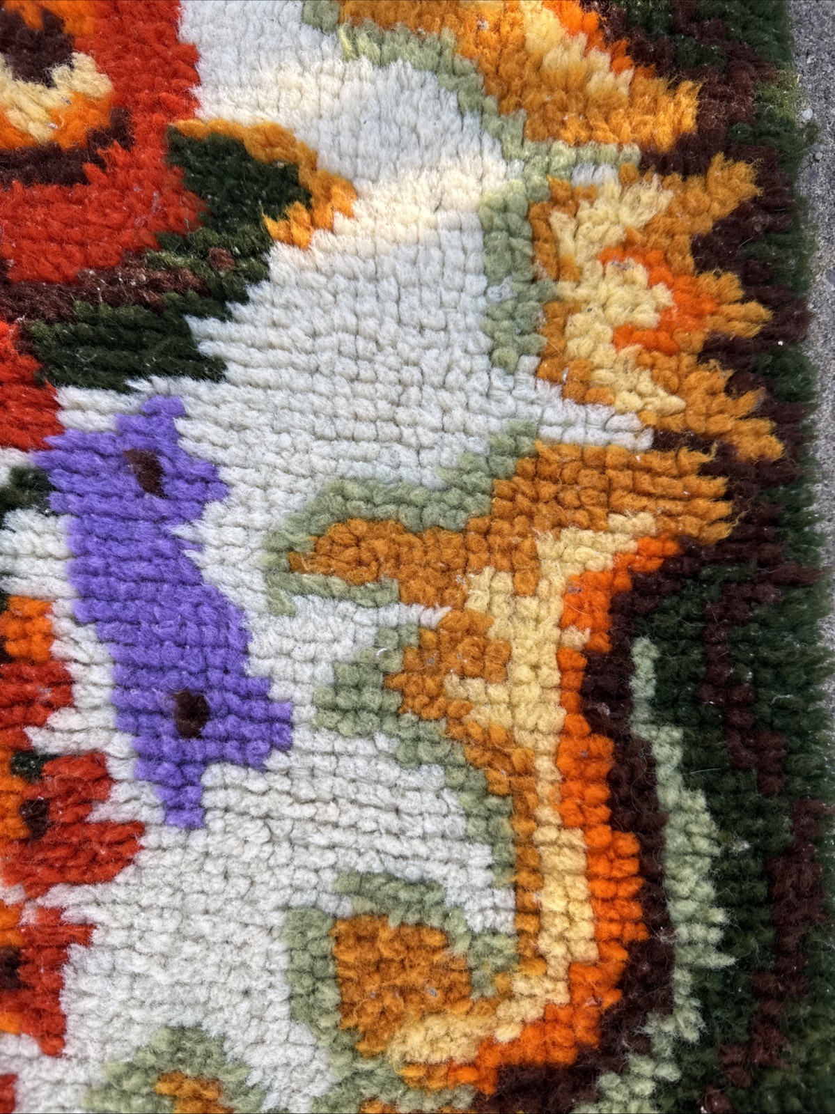Vintage Shillcraft Ready Made Latch Hook Rug Floral Roses Scalloped Edge Retro