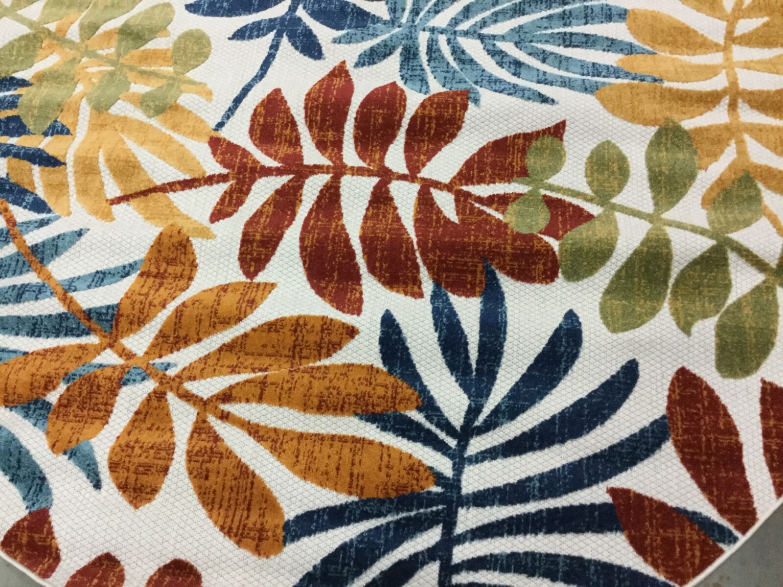 CREME / RED 6′-7″ X 6′-7″ Round Flaw in Rug, Reduced Price 1172653656 CBN814A-7R