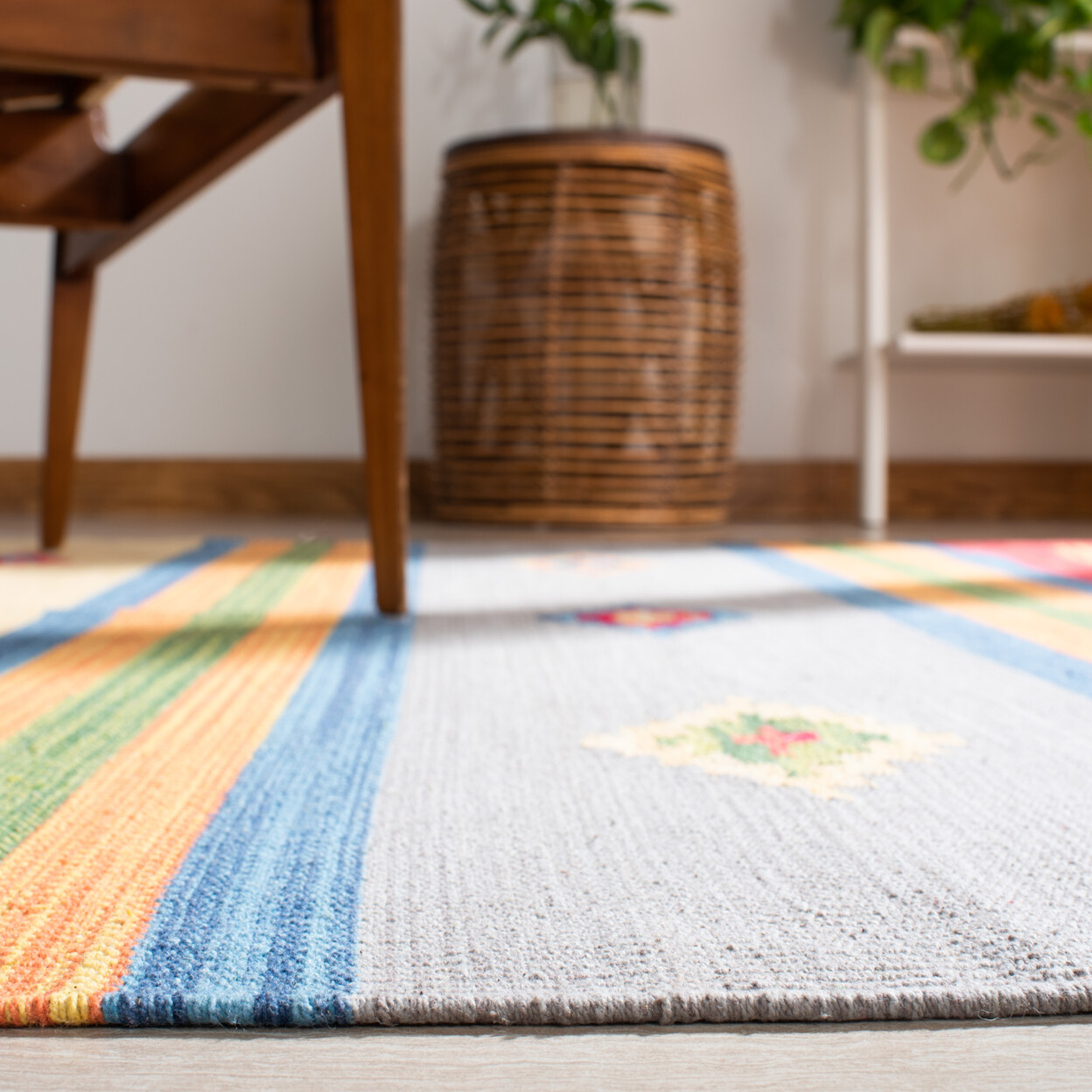 SAFAVIEH Montauk MTK555M Handwoven Blue / Red Rug