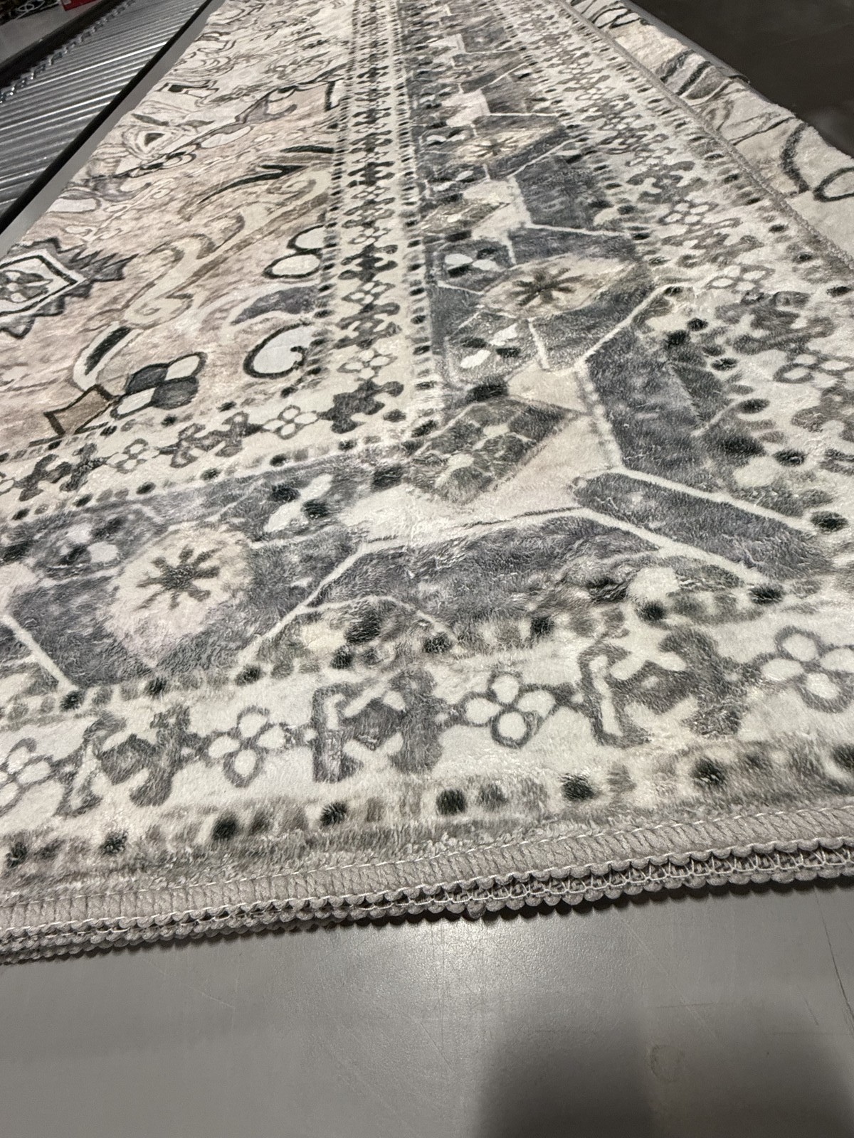KATHY IRELAND HOME FLANNEL PRINTED AREA RUG 8FT BY 10FT – IVORY TAPESTRY