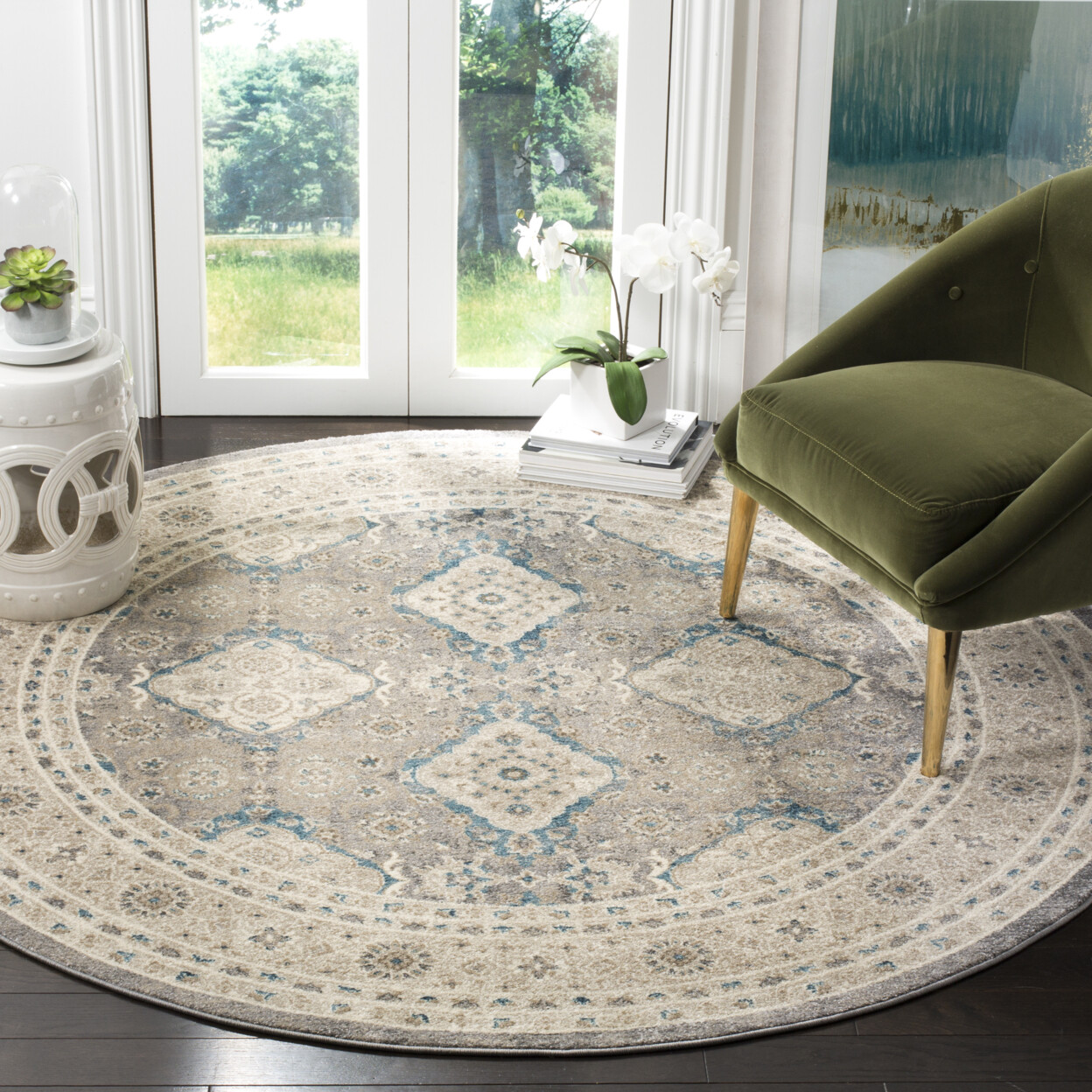 SAFAVIEH Sofia Collection SOF366B Light Grey / Beige Rug