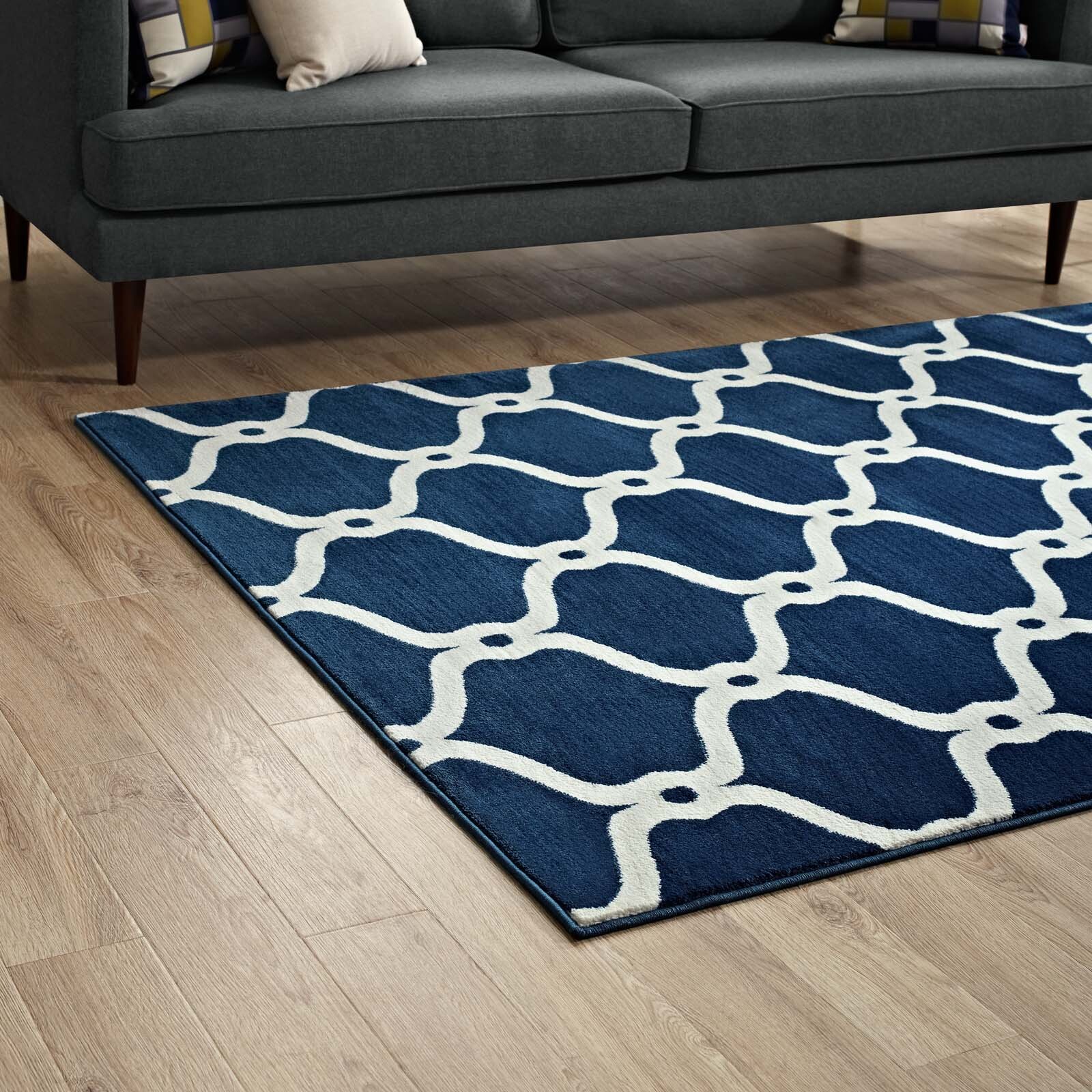 Transitional Chain Link Lattice Trellis 5×8 Area Rug in Moroccan Blue and Ivory