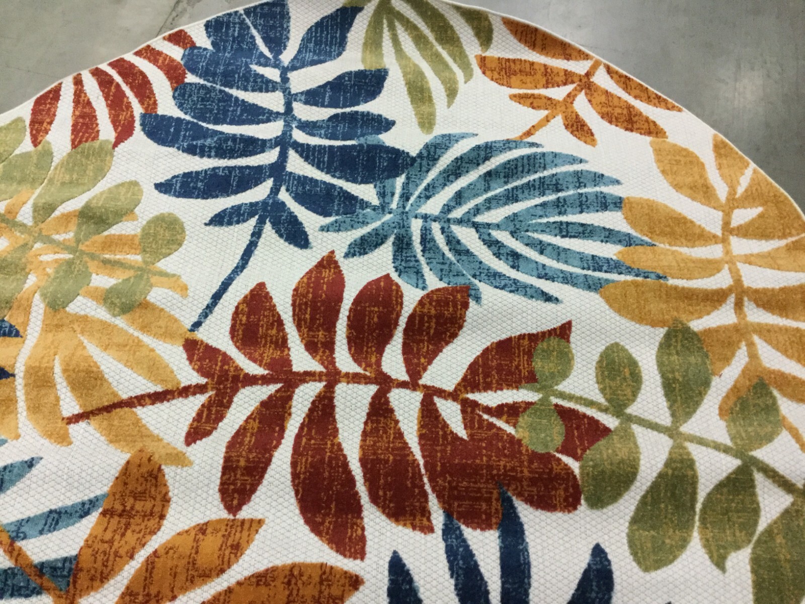 CREME / RED 6′-7″ X 6′-7″ Round Flaw in Rug, Reduced Price 1172653656 CBN814A-7R