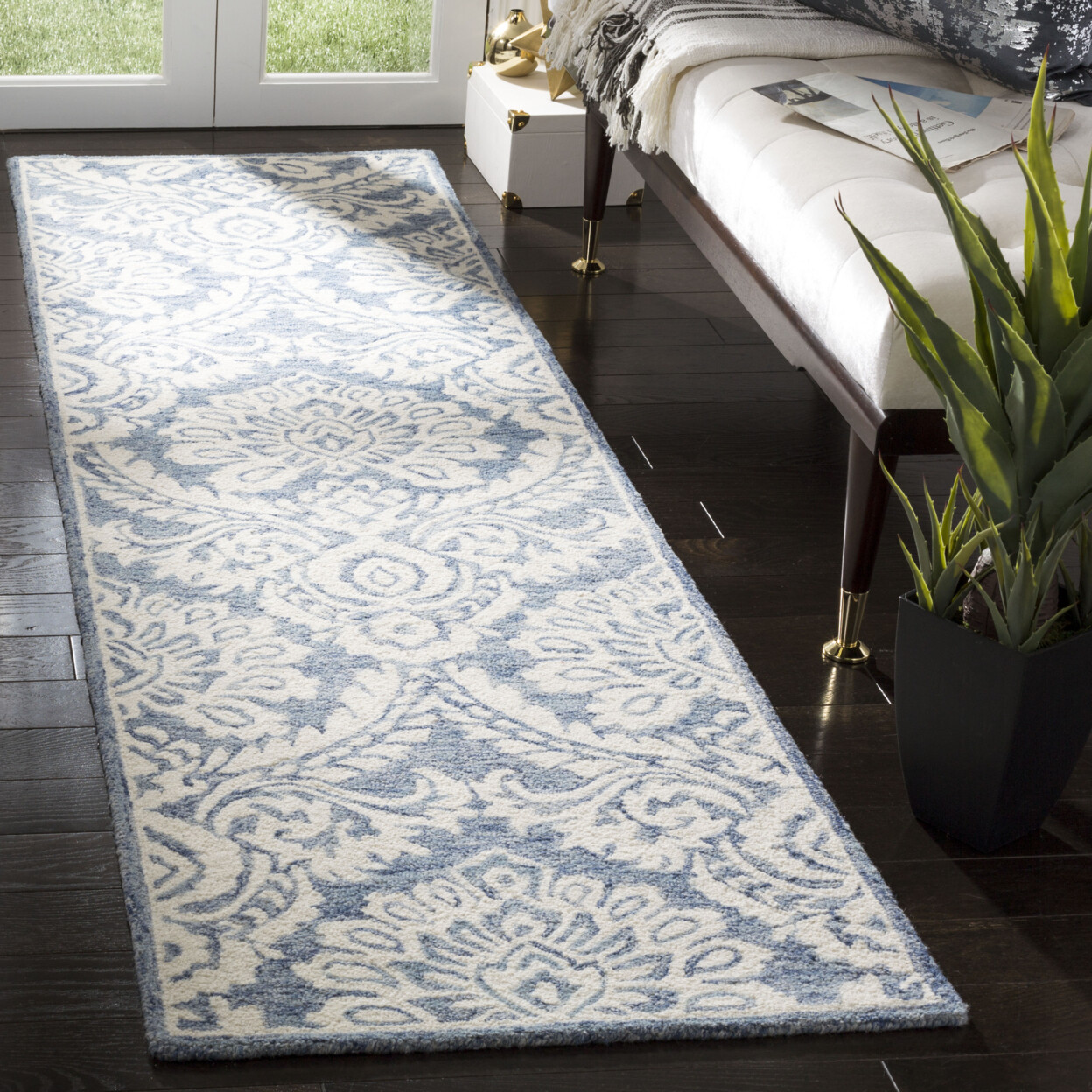 SAFAVIEH Blossom BLM106M Handmade Blue / Ivory Rug