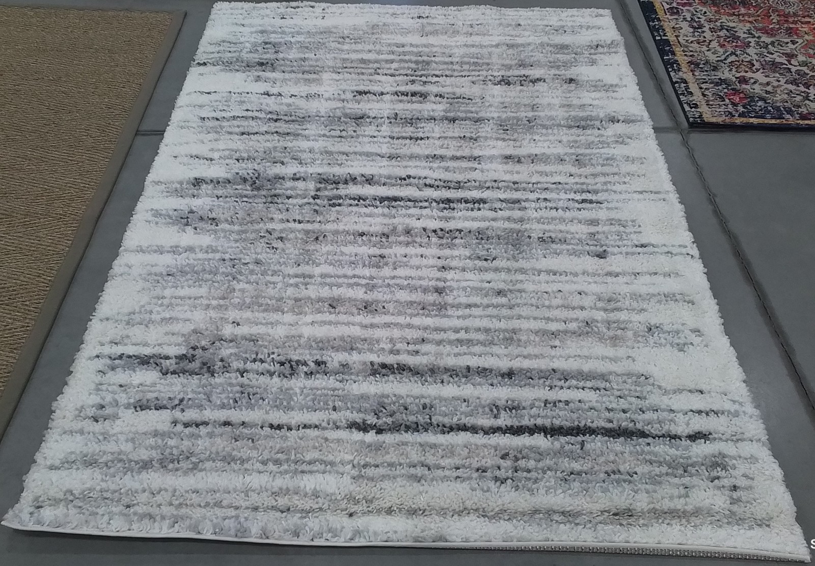 IVORY / GREY 5′-5″ x 7′-7″ Back Stain Rug, Reduced Price 1172807349 BER424A-5