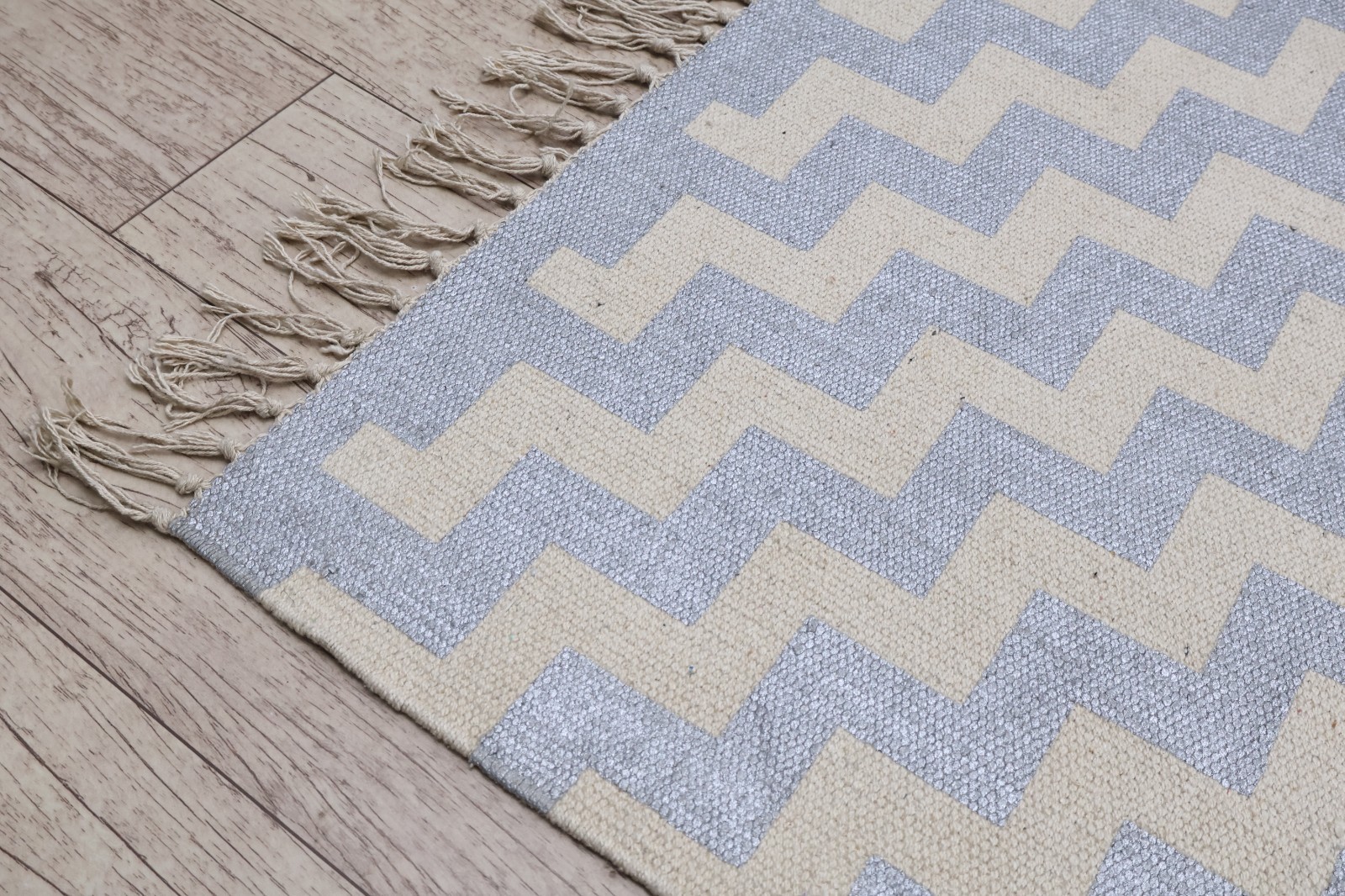 Handmade Silver Metallic Zig Zag Chevron Cotton Area Rug 55×88 cm