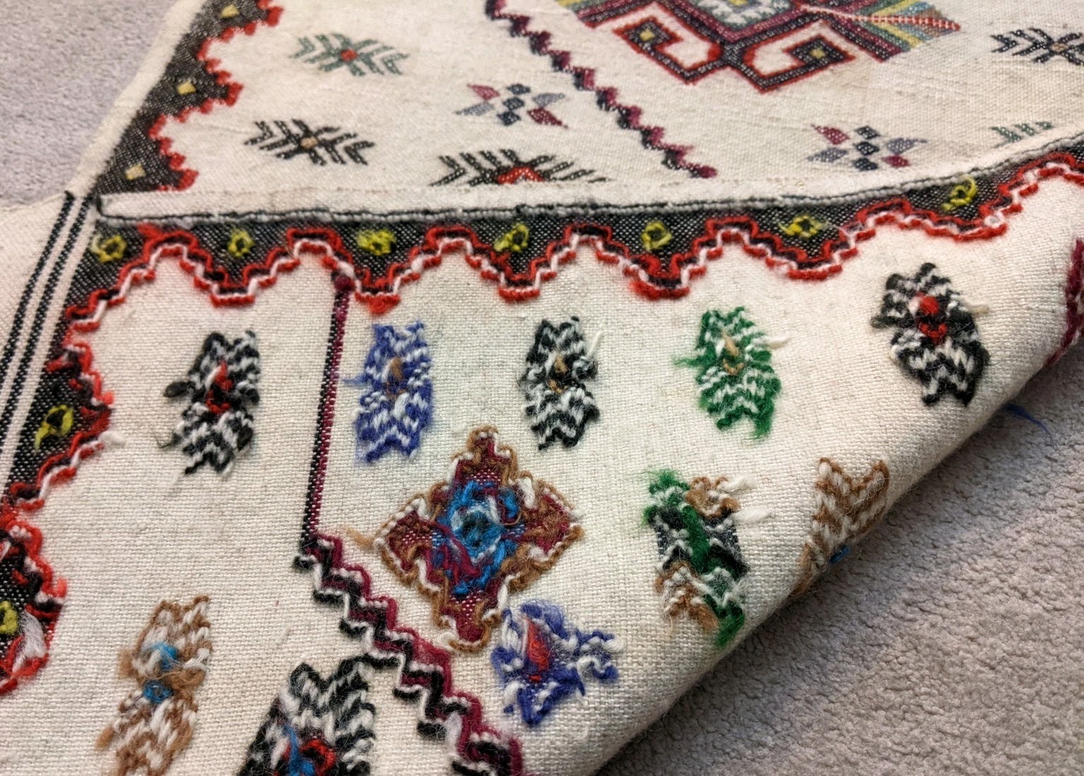 Vtg Hand woven Rug 58″ X 22″ Wool Natural Geometric Moroccan Turkish Greek Kilim