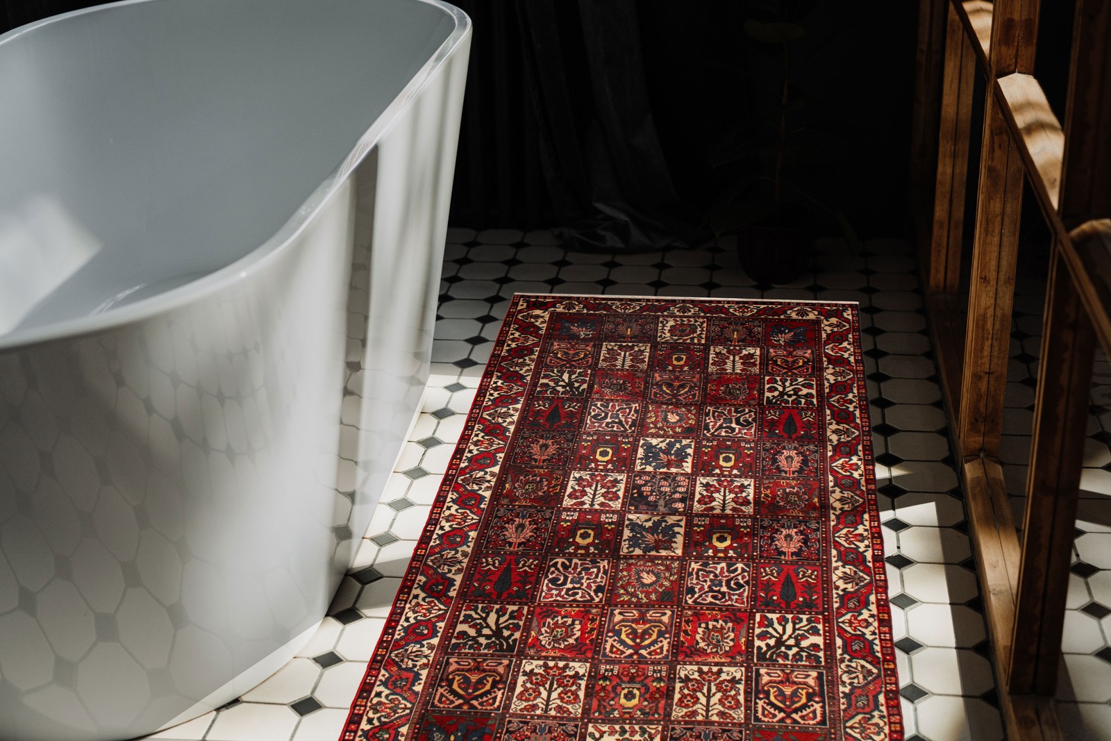 Vintage 5’3″ x 9’10” Traditional Hand Knotted Vegetable Dye Wool Area Rug