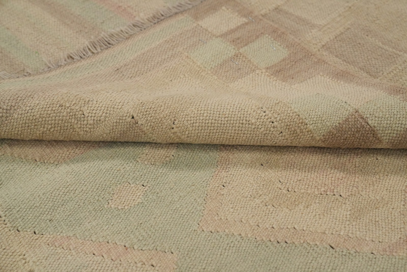 Subtle Earth Tone Flat-weave Kilim Rug 4×6 ft Ideal for Cozy Living Spaces