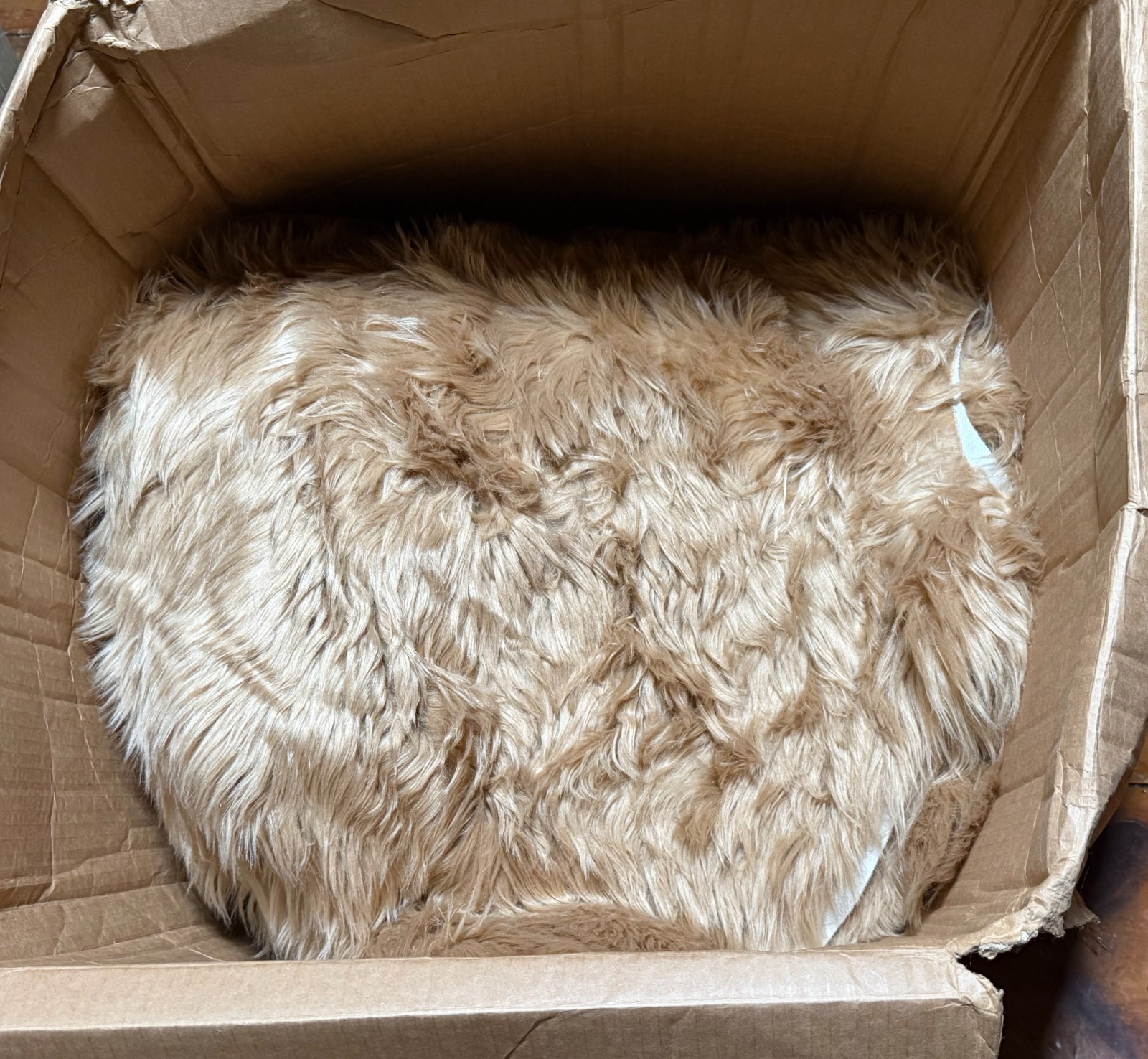 LAMBZY 6′ x 8′ Faux Sheepskin Super Soft Hypoallergenic Free Shape Octo Pelt Rug