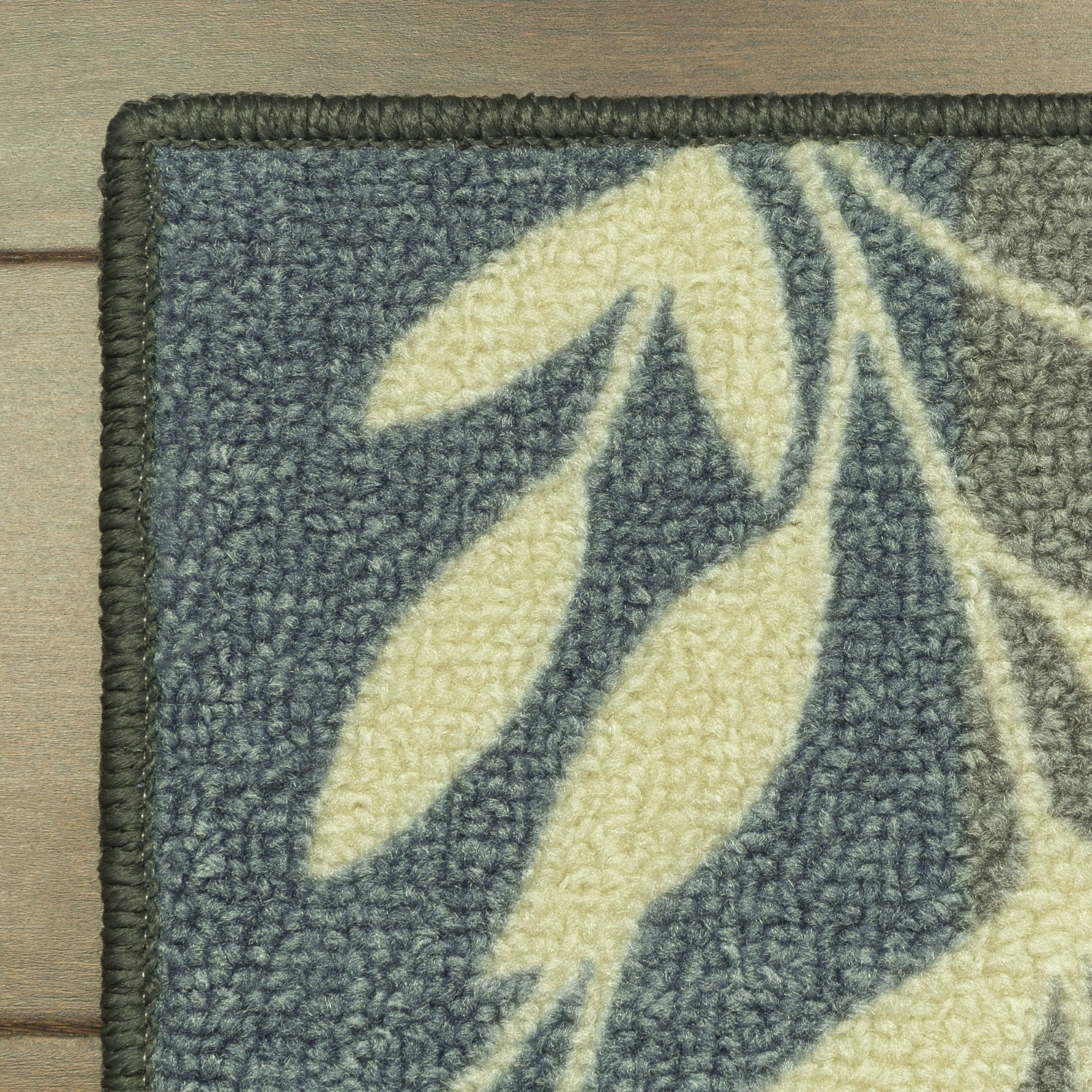 Mainstays Traditional Leaf Block Aqua Gray Print Indoor Area Rug, 4’x5’4″, new