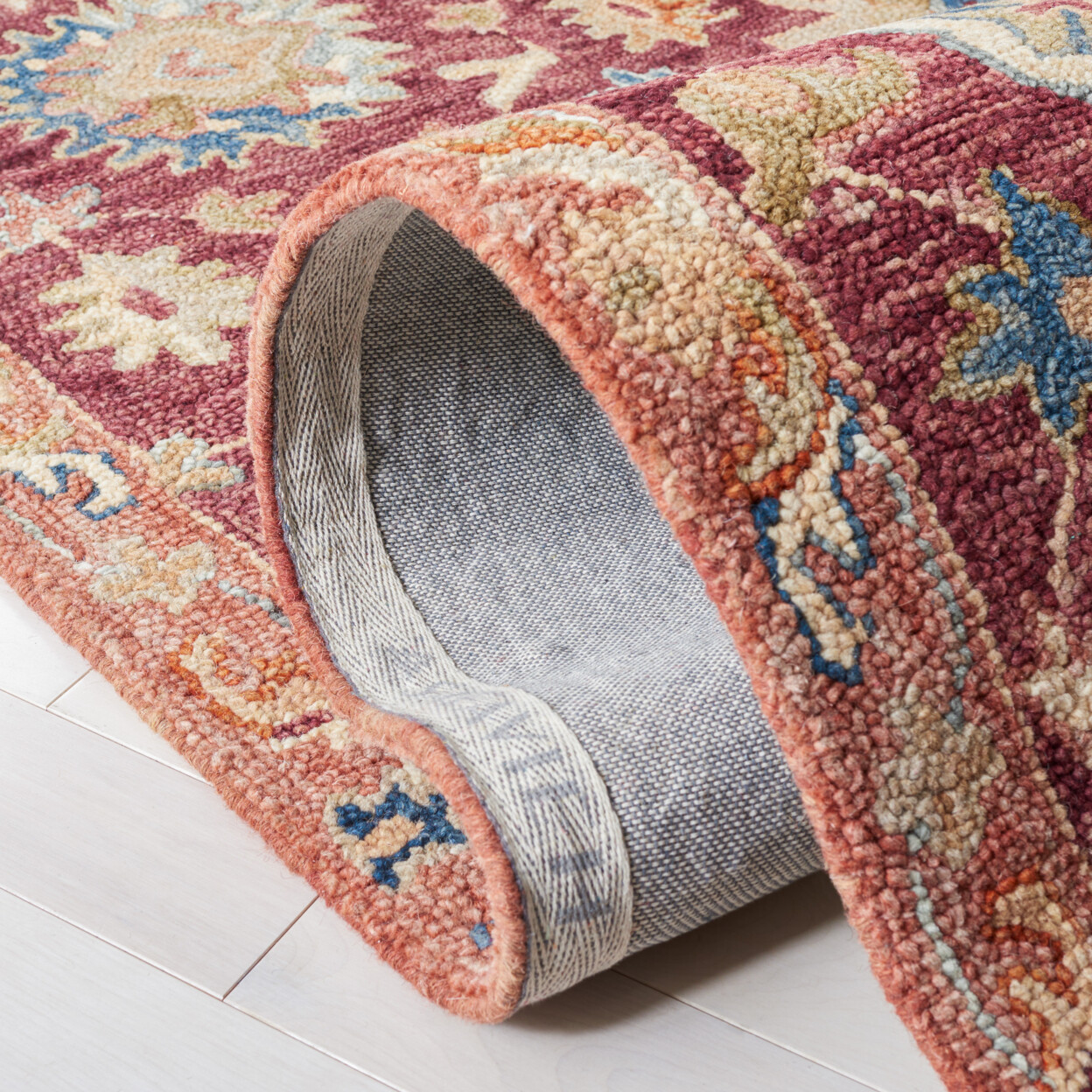 SAFAVIEH Aspen Collection APN144Q Handmade Red / Pink Rug