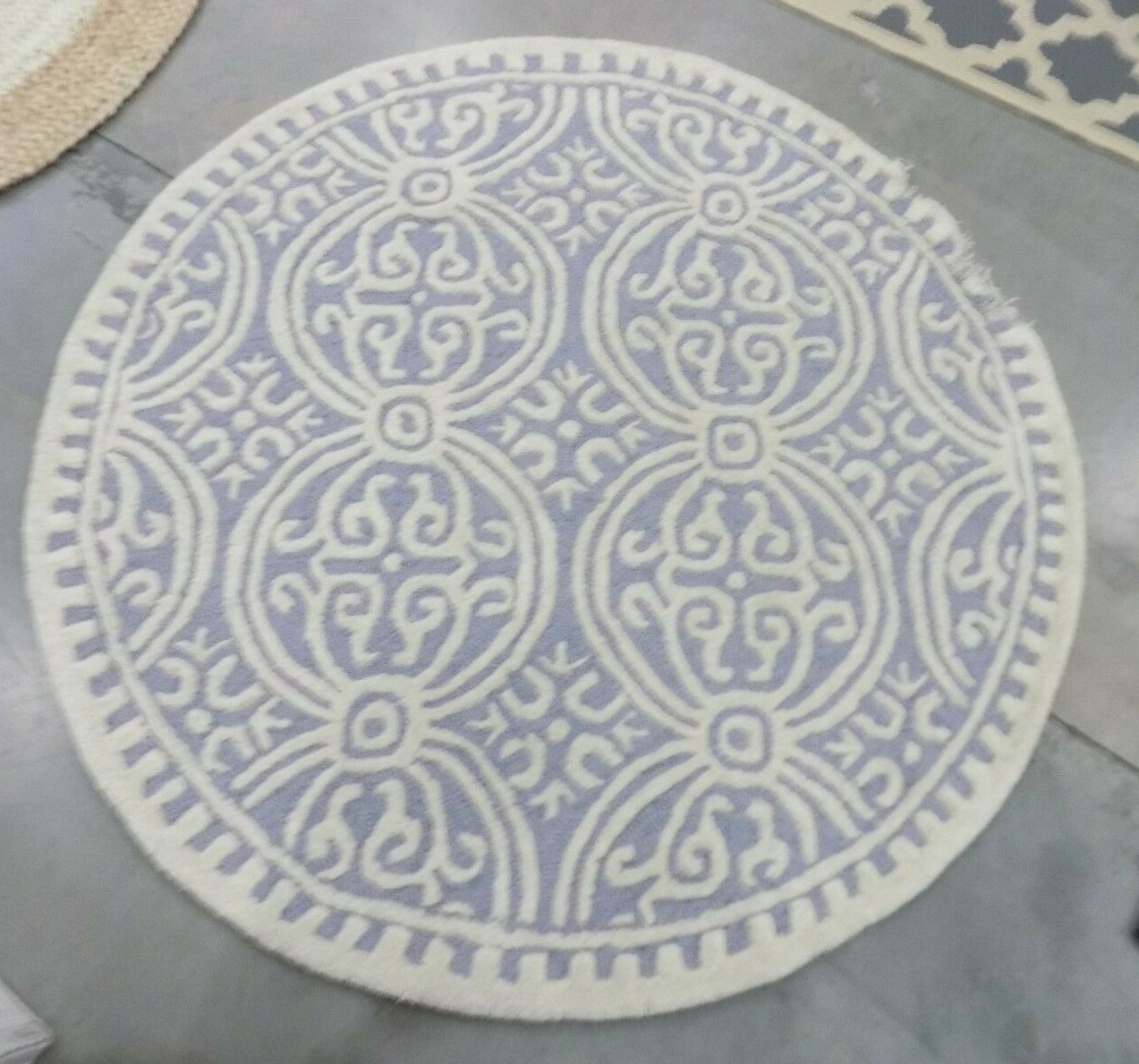 SILVER / IVORY 4′ X 4′ Round Damaged Rug, Reduced Price 1172602022 CAM123D-4R