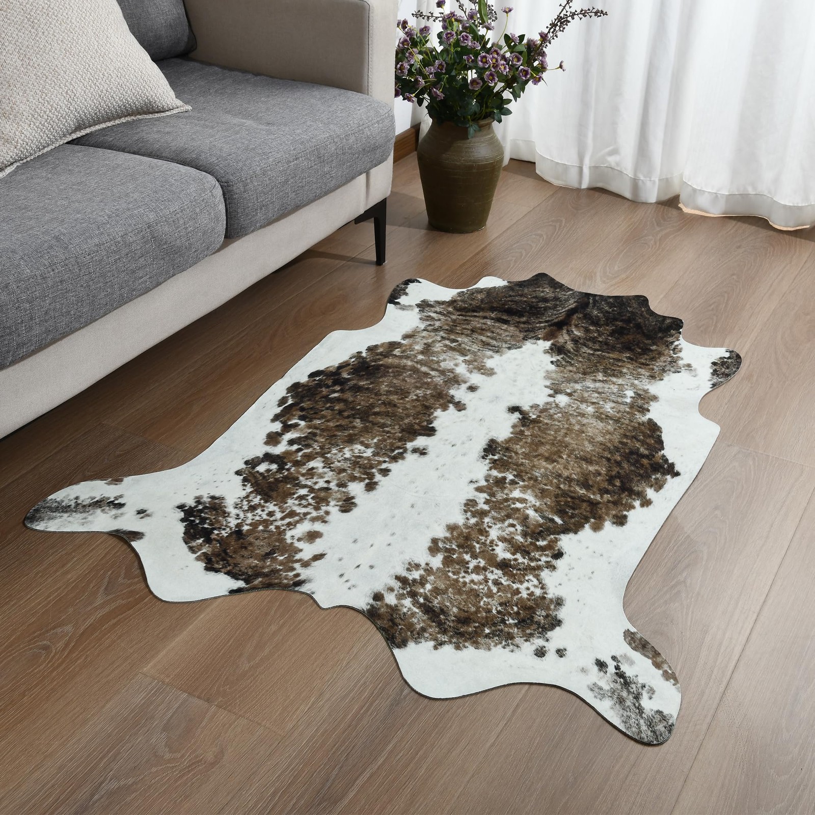 SUNYIWEI Faux Cowhide Rug 4.6×5.2 ft Living Room Bedroom Wall Non-Slip Camel Whi