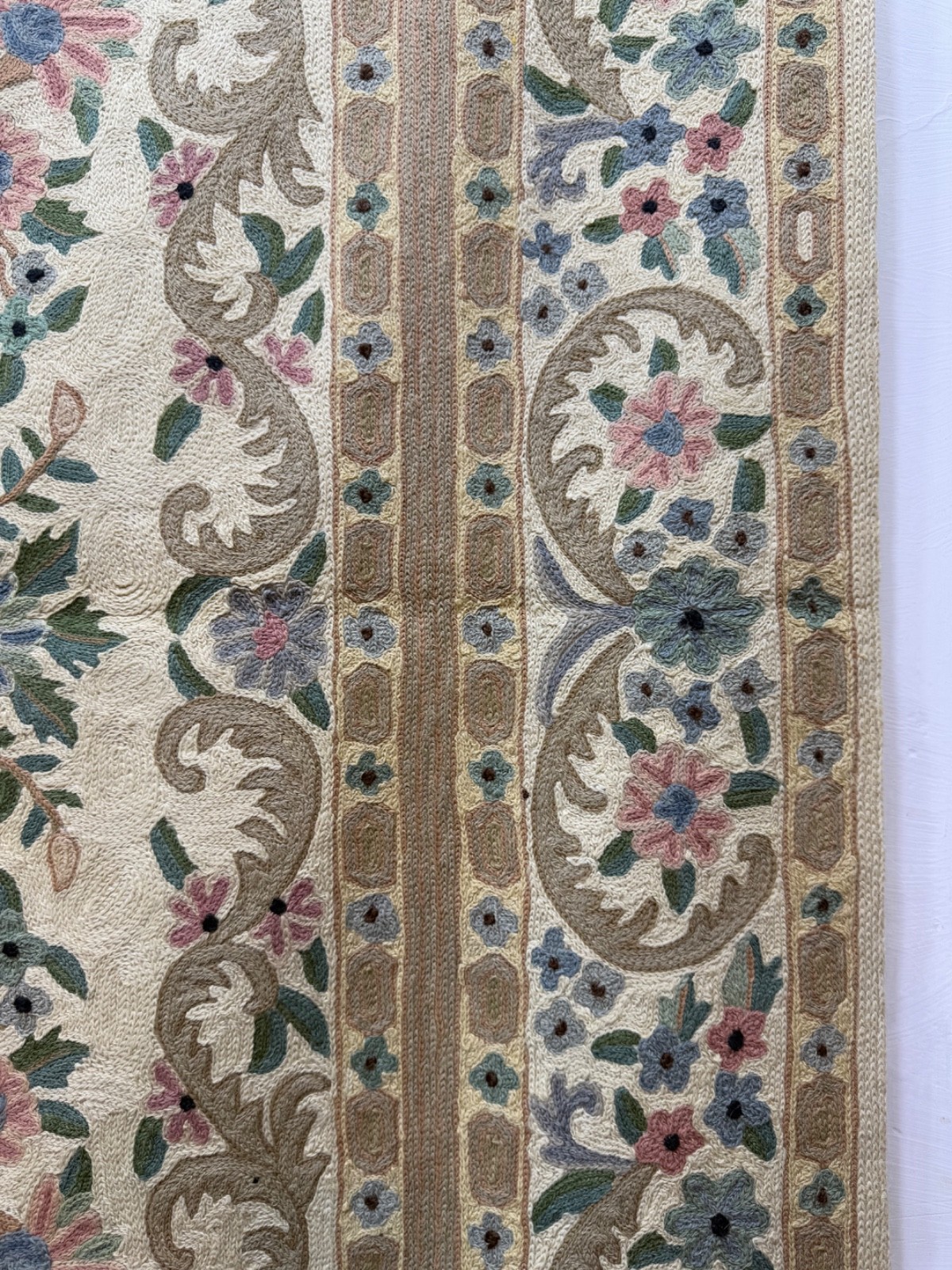 Vintage Beautiful Hand Wool Embroidered Kashmiri Chain Stitch Rug Carpet