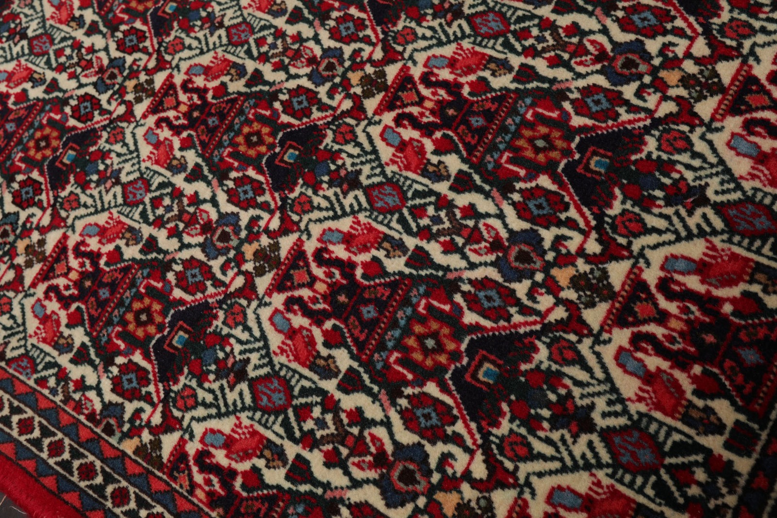 2’2”x3’7” Hand Knotted Wool Ivory Abadehh Traditional Area Rug