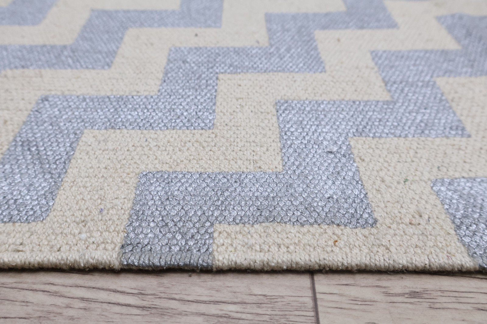 Handmade Silver Metallic Zig Zag Chevron Cotton Area Rug 55×88 cm