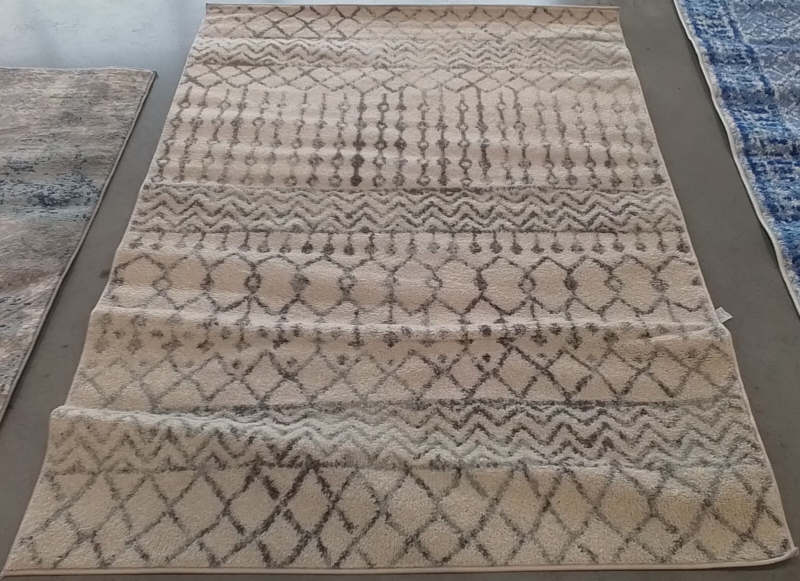IVORY / GREY 4′-0″ x 6′-0″ Back Stain Rug, Reduced Price 1172767508 TUL270A-4