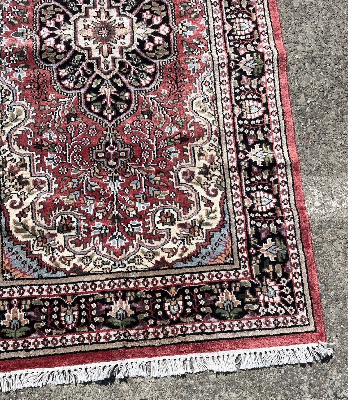 Hand-Woven Wool and Silk Medallion Area Rug 2.11′ x 5.03′