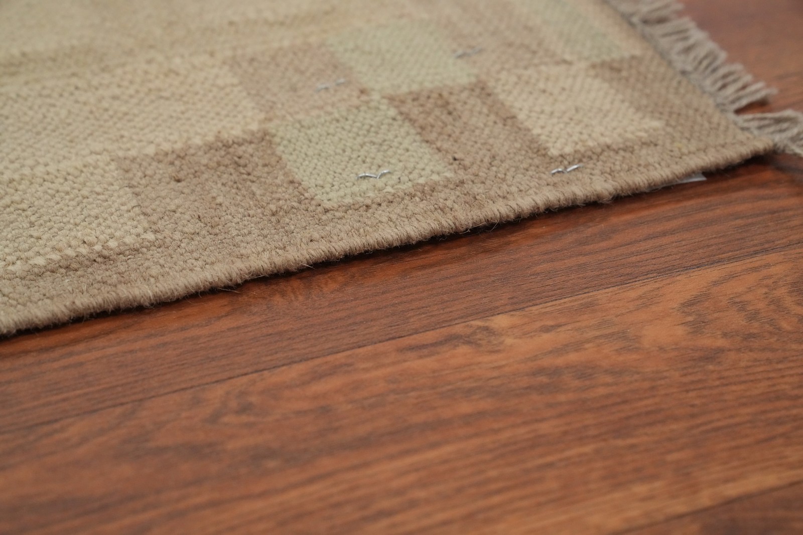 Subtle Earth Tone Flat-weave Kilim Rug 4×6 ft Ideal for Cozy Living Spaces