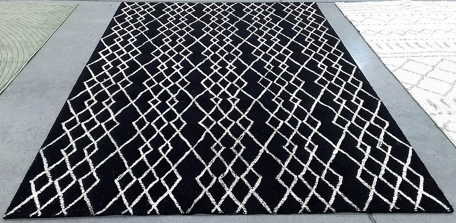 BLACK / IVORY 8′-0″ x 10′-0″ Flaw in Rug, Reduced Price 1172805204 MET994Z-8