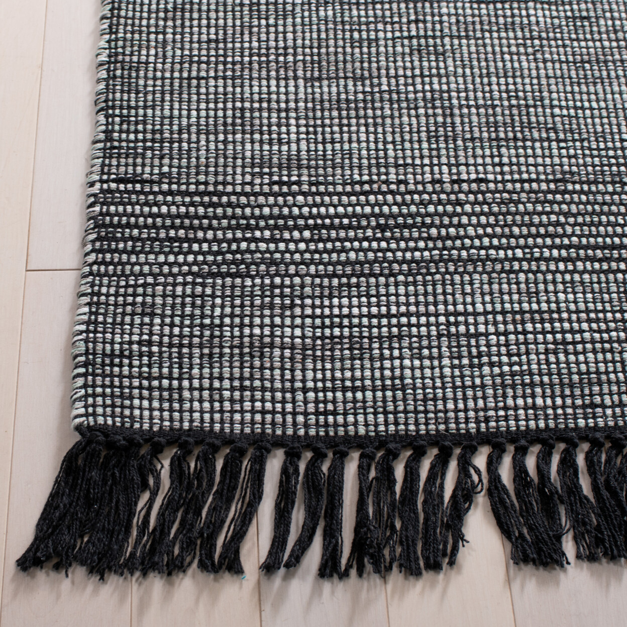 SAFAVIEH Montauk MTK620Y Light Green / Black Rug