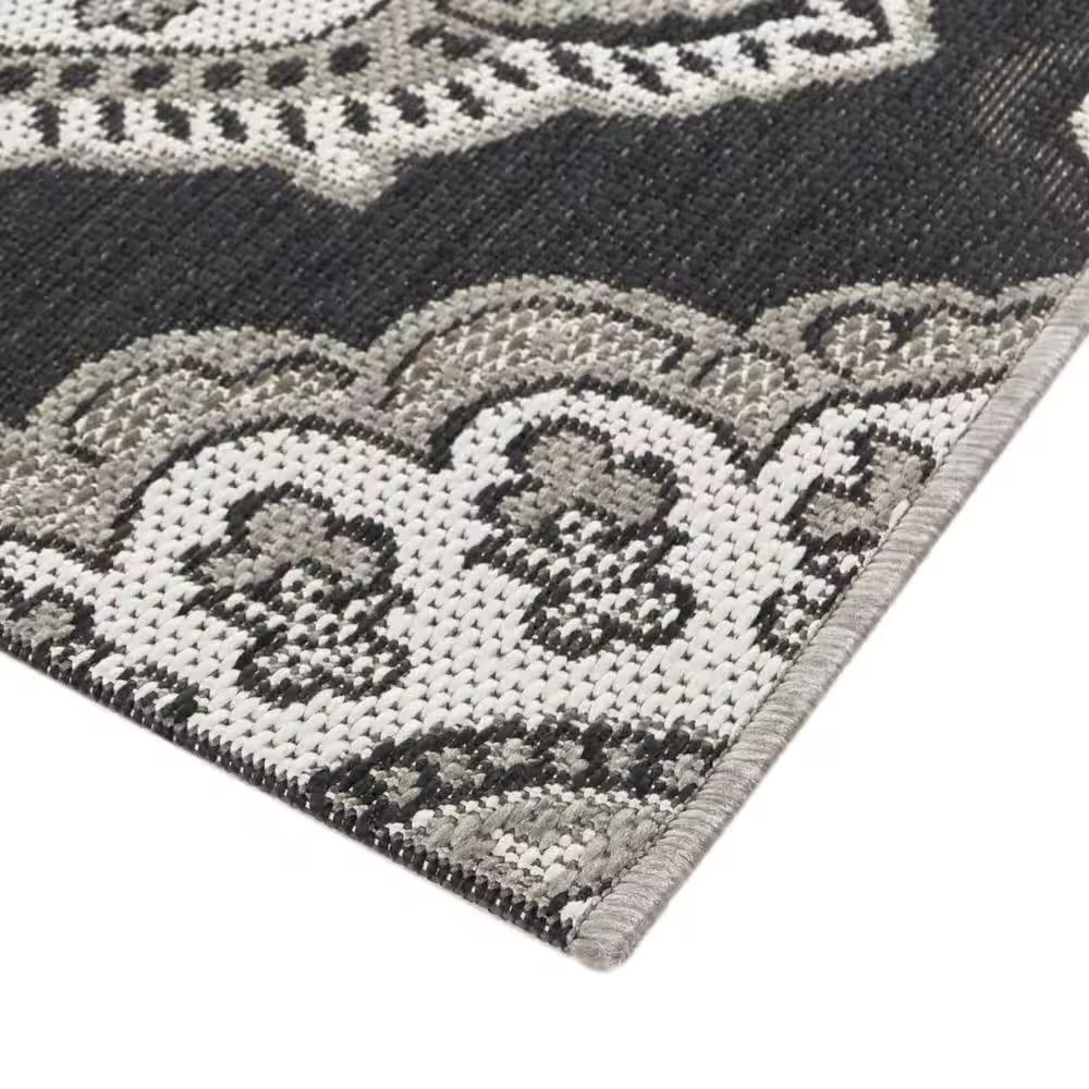 Oak Hill Black 4 Ft. X 6 Ft. Medallion Indoor/Outdoor Area Rug