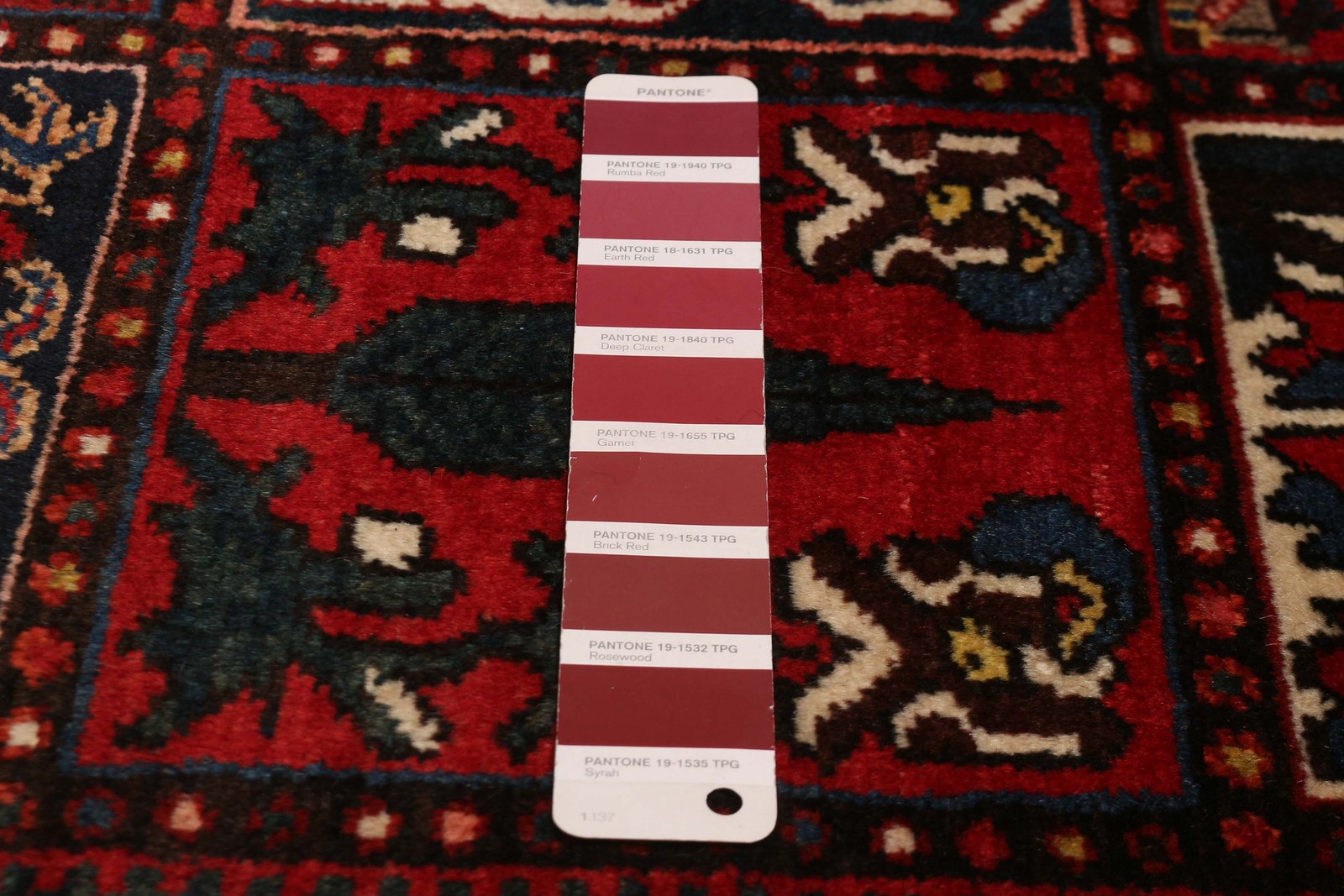 Vintage 5’3″ x 9’10” Traditional Hand Knotted Vegetable Dye Wool Area Rug
