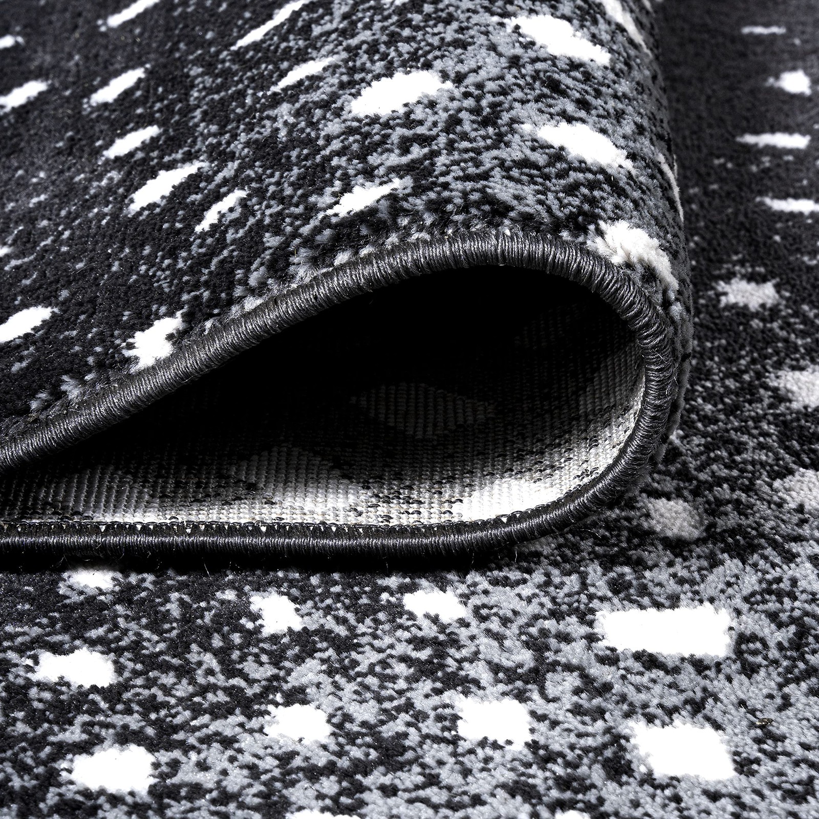 Antelope Modern Black/Cream Indoor Area Rug, 4×6, Animal Prints, Casual, Easy…