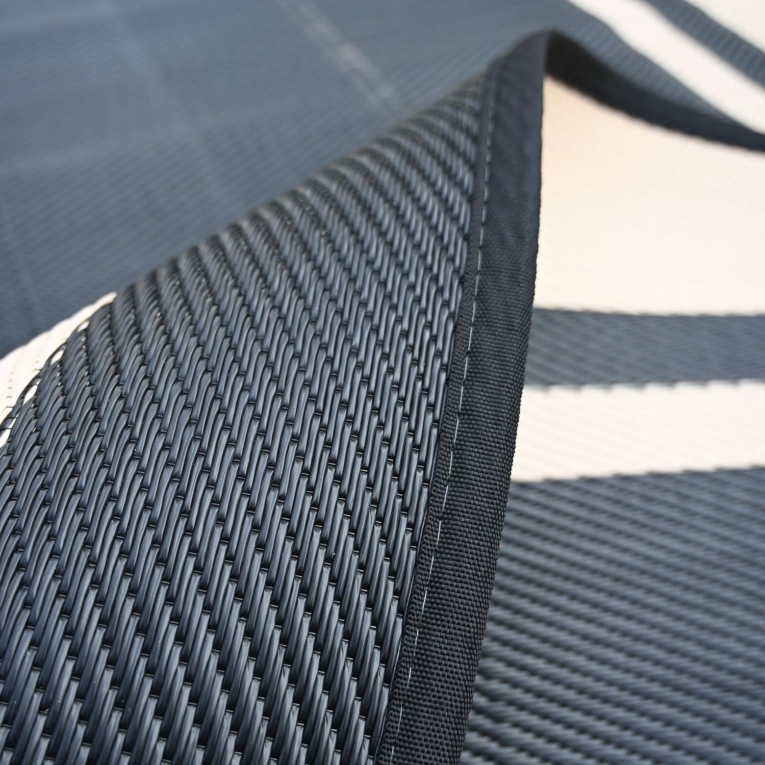Elegant 8′ x 10′ Reversible Outdoor Rug – Waterproof & UV-Resistant Design